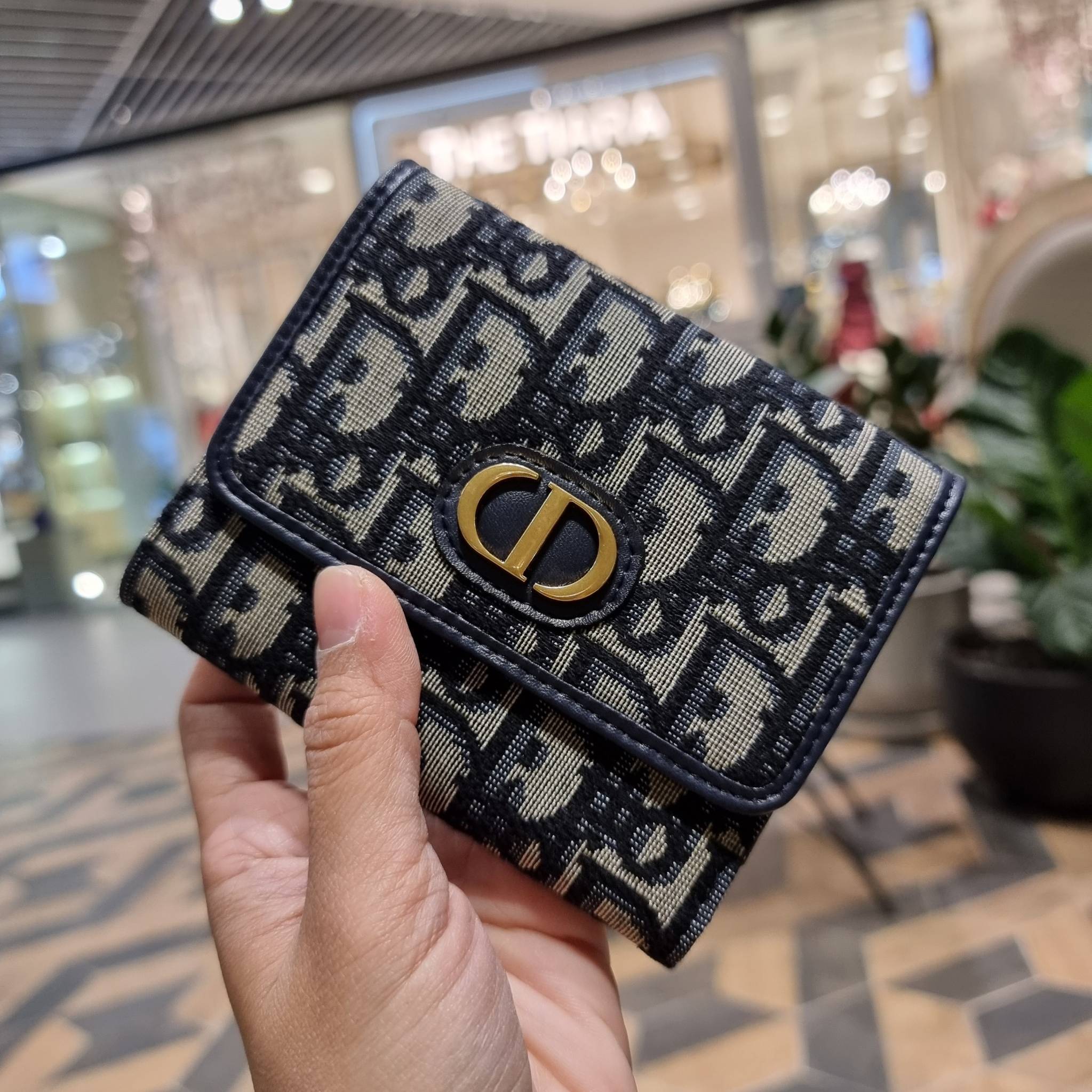 VIP 】CD MULTI WALLET WITH GWP กระเป๋าสตางค์ขนาดเหมาะมือ กำลังสวย พรีเมี่ยมกิ๊ฟจากเคาน์เตอร์ ดีไซน์แบบพับ ใช้งานง่าย พร้อมช่องซิปในตัว วัสดุผ้าแคนวาสปักลาย สลับหนังแท้ภายใน ภายในมีช่องใส่บัตร ใส่ธนบัตรได้ สะดวกใช้มากๆ มาพร้อม box set ในราคาที่ถูก พร้อมส่งต