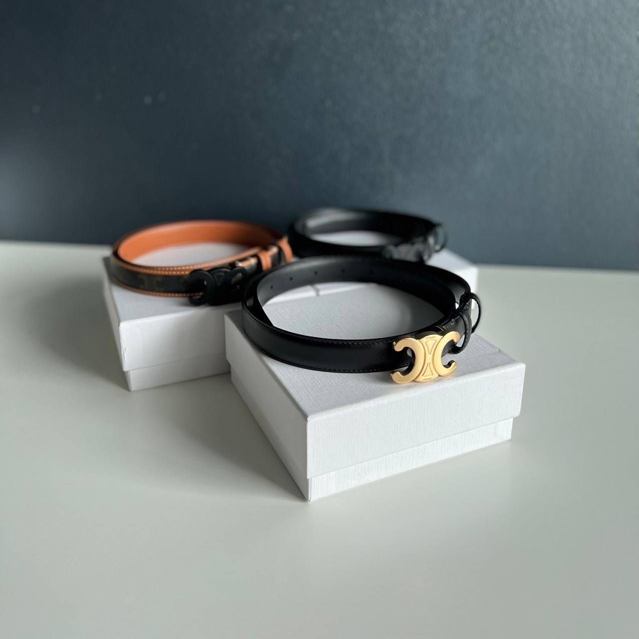 หนังแท้ CELINE BELT LOGO 18MM / Celine Triomphe Belt in Natural Calfskin เกรดใช้งานสลับของจริง ออริจินอลหนังแท้ หัวเข็มขัดโลโก้แบรนด์แบบ 3D Vintage สีทอง/สีดำ ปั้มโลโก้คมชัดคล้ายของจริง สายปรับระดับได้ในดีไซน์เรียบหรูเข้ากับทุกลุ๊คใช้ได้ทั้งชายหญิง