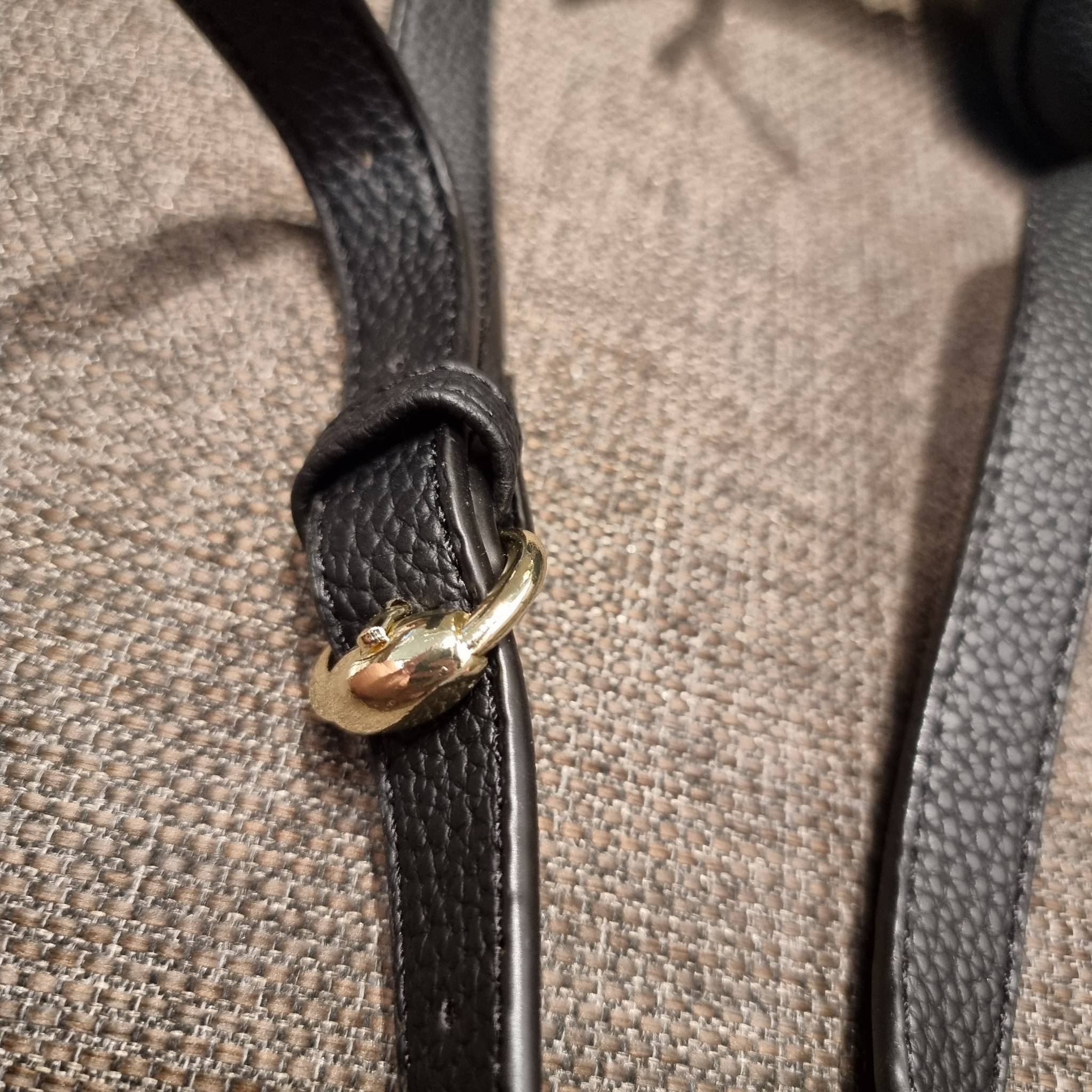 GUCCI Soho Disco Bag in Black Leather Hot item!! รุ่นหายาก ยอดฮิต GC soho crossbody bag กระเป๋าสะพายข้าง พรีเมี่ยมกิ๊ฟจาก dutyfree ที่สาวๆตามหา ด้วยดีไซน์และรูปทรงคลาสสิค ทำให้ใช้งานง่าย ตอบโจทย์ทุกลุค วัสดุหนัง pepble มีเอกลักษณ์ที่พู่หนัง สีเข้ากันกับตั