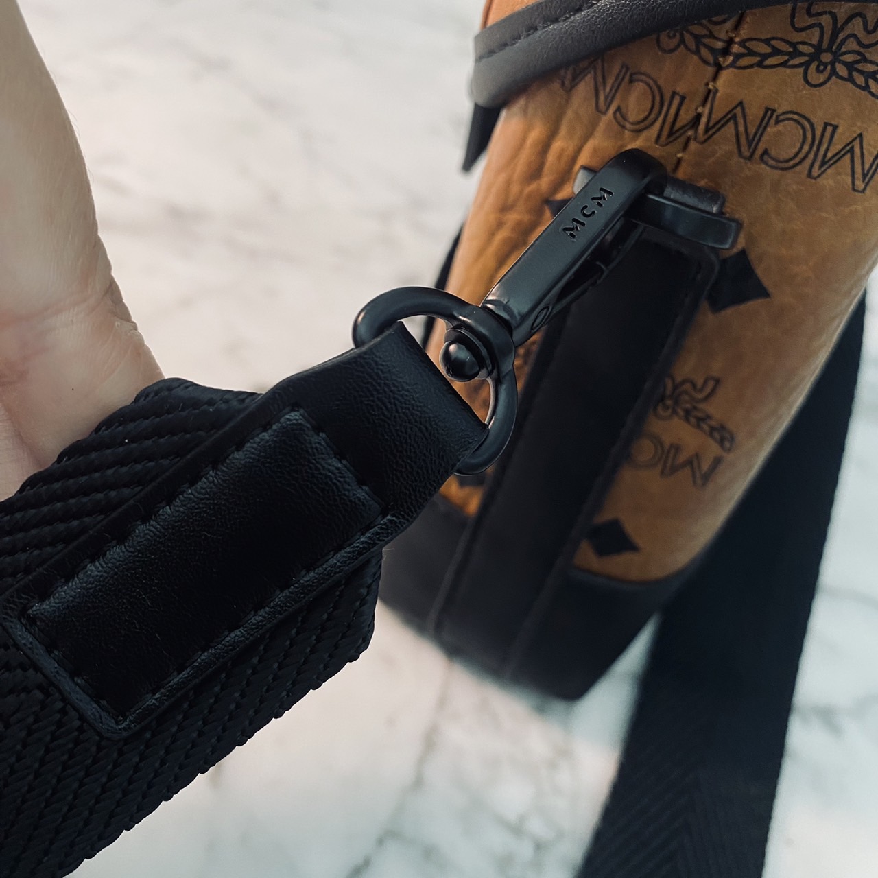 M.C.M Small Aren N/S Crossbody in Visetos Cognac คอลใหม่เอาใจหนุ่มๆ สั่งก่อนหล่อก่อนน้าา!! กับกระเป๋าสะพายข้างสุดชิค ที่ดูดีมีเสน่ห์มากๆ เห็นแล้วก็ต้องหลงแน่นอน