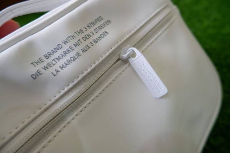 adidas mini airline bag *outlet* กระเป๋าสะพายข้างทรงสปอร์ต ด้านหน้าติดโลโก้แบรนด์ ดีไซน์ลาย 3D ด้านหลังเป็นหนังเรียบ มีช่องซิปสามารถใส่สิ่งของได้ รุ่นนี้เปิดปิดด้วยซิปคู่ ซิปปั๊มแบรนด์ทุกจุด ด้านในเป็นช่องกว้าง มีช่องซิป สายสะพายยาวสามารถปรับระดับได้ สาวก