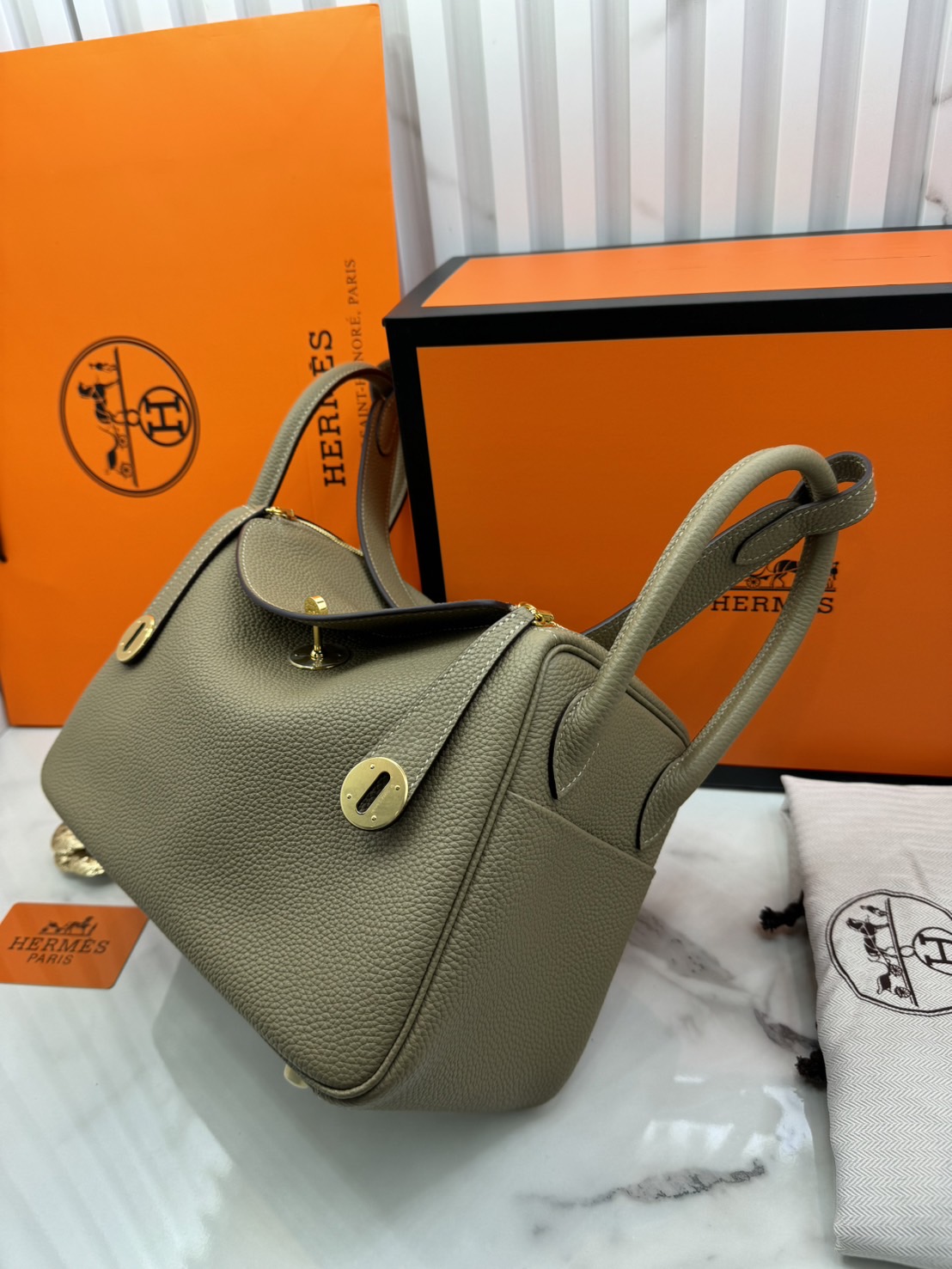 พร้อมส่ง 15 สี HERMES Lindy 26 bag กระเป๋าทรงโท้ทหนังสวยอย่างดี เอกลักษณ์ของความเรียบหรูไฮคลาสอย่างสมบูรณ์แบบ เกรดออริ สลับแท้ งานสวยตามรูป ใช้งานต่างประเทศได้
