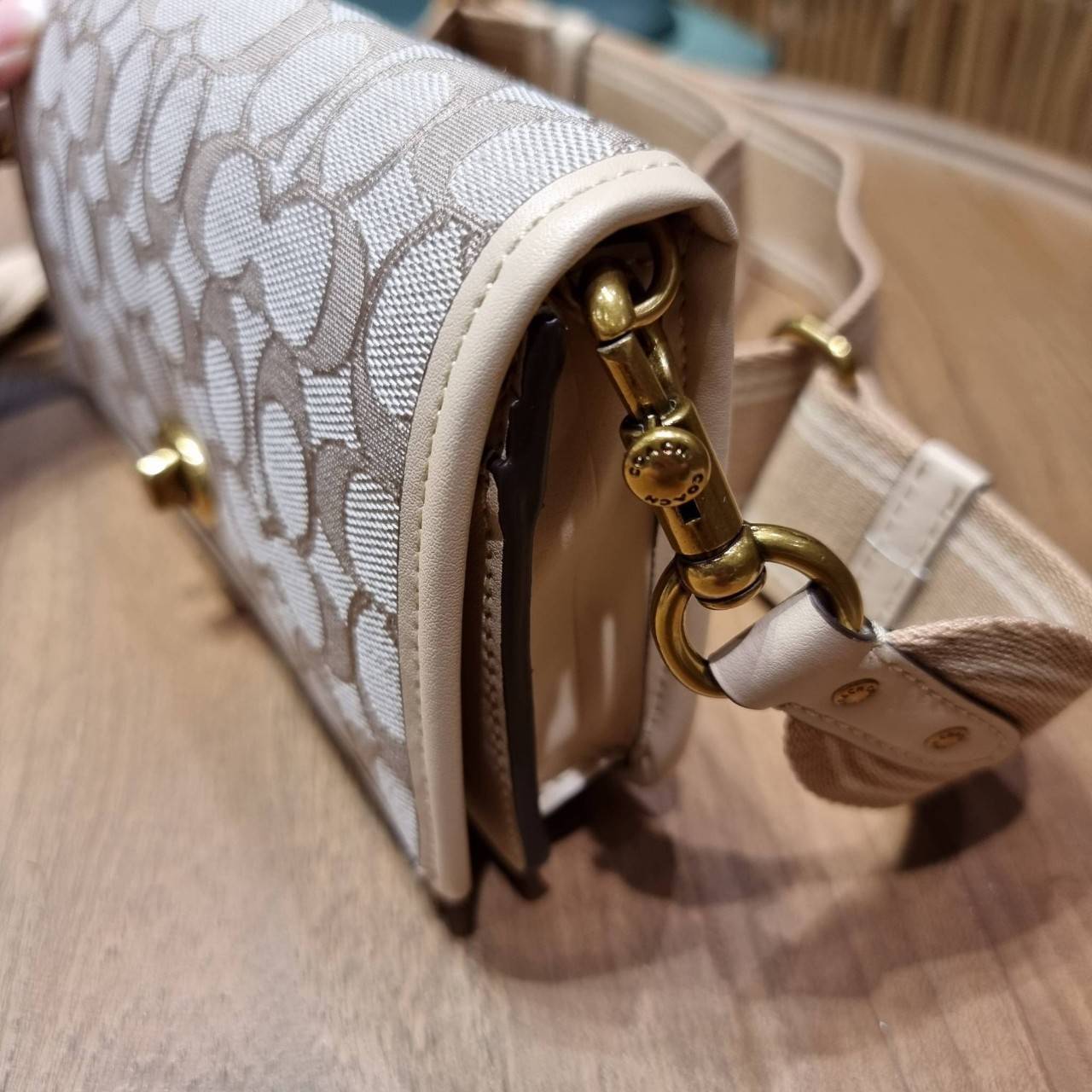 COACH C3824 FOLDOVER CROSSBODY CLUTCH IN SIGNATURE JACQUARD คลัทช์เก๋ๆที่สาวๆตามหา 2IN1 ไปอีกหนึ่ง!! กระเป๋าสะพายทรงคลัชท์ ใช้งานได้ถึง 2 แบบ จะพกเดี่ยวๆแทนกระเป๋าสตางค์ หรือคล้องสายสะพายข้าง สะพายชิคๆคูลๆ ก็ได้อีก มันดีงามมากทุกสี เพราะความละมุนของผ้า ja
