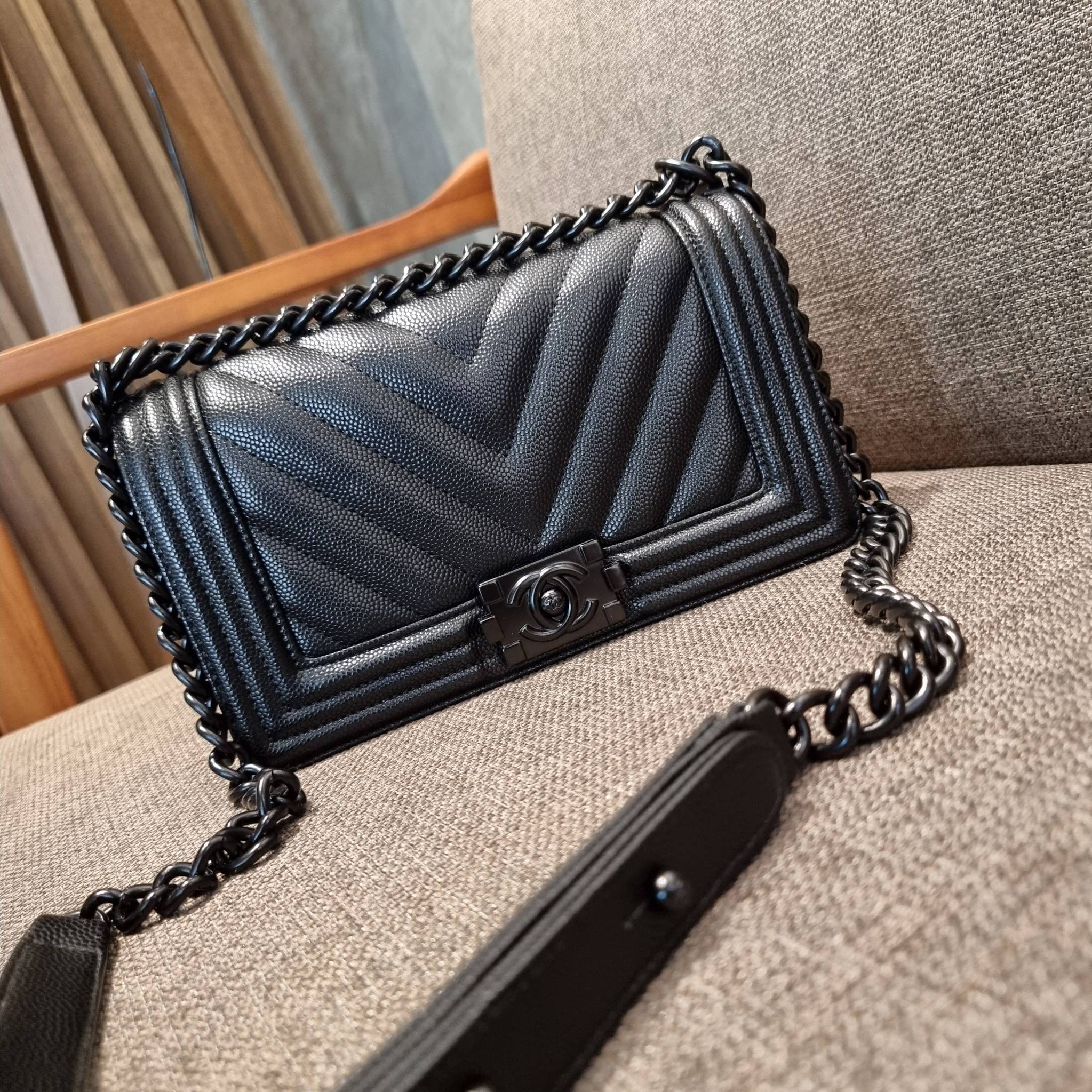 Chanel Boy 10" พร้อมส่งที่ไทย รุ่นสุดฮอต ดีไซน์อะไหล่ดำ เรียบหรูมากๆ!! วัสดุหนังลายคาร์เวีย ทรงคลาสสิคที่สาวๆห้ามพลาด!! ในราคาสุดคุ้ม เปิด-ปิดกระเป๋าด้วยตัวล็อค ภายในโล่งกว้าง ไซส์ใหญ่ใส่ของได้เยอะ มีช่องแยกในกระเป๋า มาพร้อมสายสะพายโซ่สลับหนังรองบ่า 