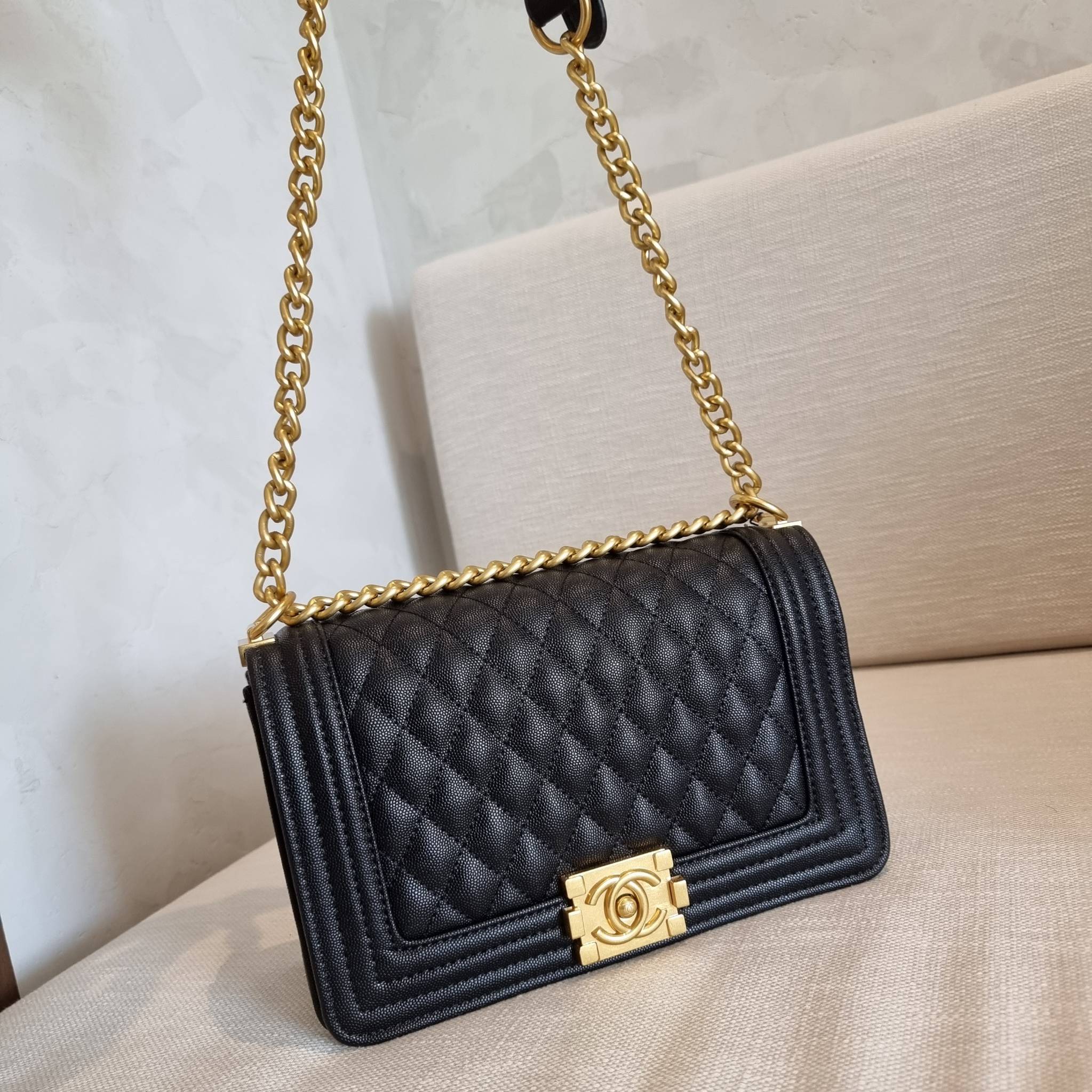 Chanel Boy 10" พร้อมส่งที่ไทย รุ่นสุดฮอต อะไหล่สีทองสุดหรู วัสดุหนังลายคาร์เวีย ทรงคลาสสิคที่สาวๆห้ามพลาด!! ในราคาสุดคุ้ม เปิด-ปิดกระเป๋าด้วยตัวล็อค ภายในโล่งกว้าง ไซส์ใหญ่ใส่ของได้เยอะ มีช่องแยกในกระเป๋า มาพร้อมสายสะพายโซ่สลับหนังรองบ่า (ถอดได้-ปรับ