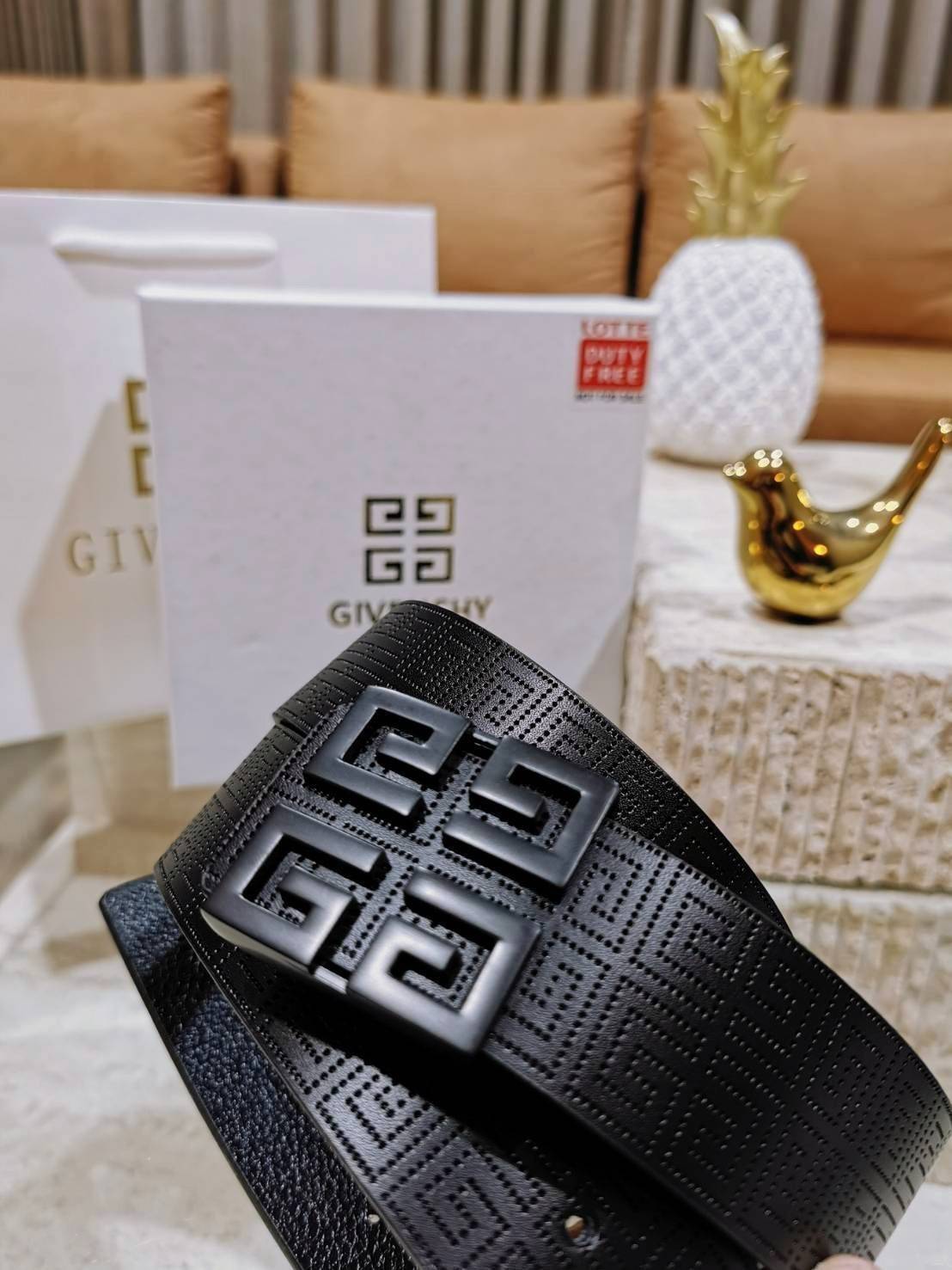 Givenchy Logo Leather Belt VIP Gift With Purchase (GWP) พรีเมี่ยมกิ๊ฟ Limited Edition จาก GIVENCHY PARFUME DUTYFREE วัสดุ Calfskin สีดำปั๊มลายแบรนด์สวยหรูดูดี หัวเข็มขัดโลโก้แบรนด์ 3D สายปรับระดับได้ ดีไซน์คลาสสิคเข้ากับทุกลุ๊คไม่มีเอ้าท์ ใช้ได้ทั้งชายและ