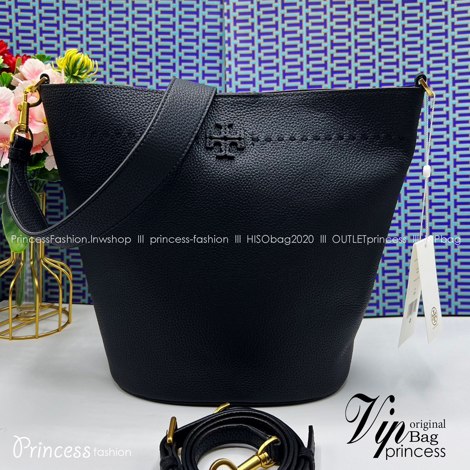 Tory Burch McGraw Bucket bag / Tory Burch Mcgraw Double T Logo Plaque Bucket Bag พร้อมส่ง 4 สี กระเป๋าสะพายหรือถือคล้องแขนทรงถัง จุของได้เยอะใบนี้ตอบโจทย์ได้ดีมาก โทนสีเรียบง่าย แฝงไปด้วยความดูดี สุขุมและเป็นผู้ใหญ่