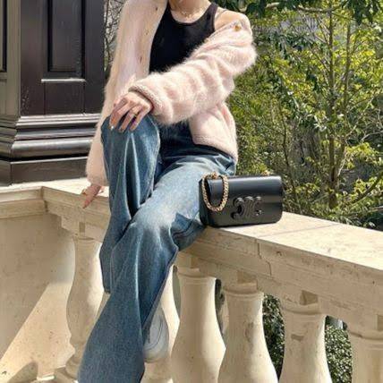 Celine Chain Shoulder Bag Cuir Triompe In Triompe เป็นกระเป๋าถูกประดิษฐ์ขึ้นในรูปทรงมินิมอล นับว่าเป็นกระเป๋าอีกหนึ่งรุ่นในซีรีส์ Triomphe ที่ได้รับความนิยมอย่างมาก โดยเป็นกระเป๋าสะพายไหล่ทรงสี่เหลี่ยมผืนผ้าที่อัดแน่นไปด้วยกลิ่นอายความคลาสสิกตามแบบฉบับของ