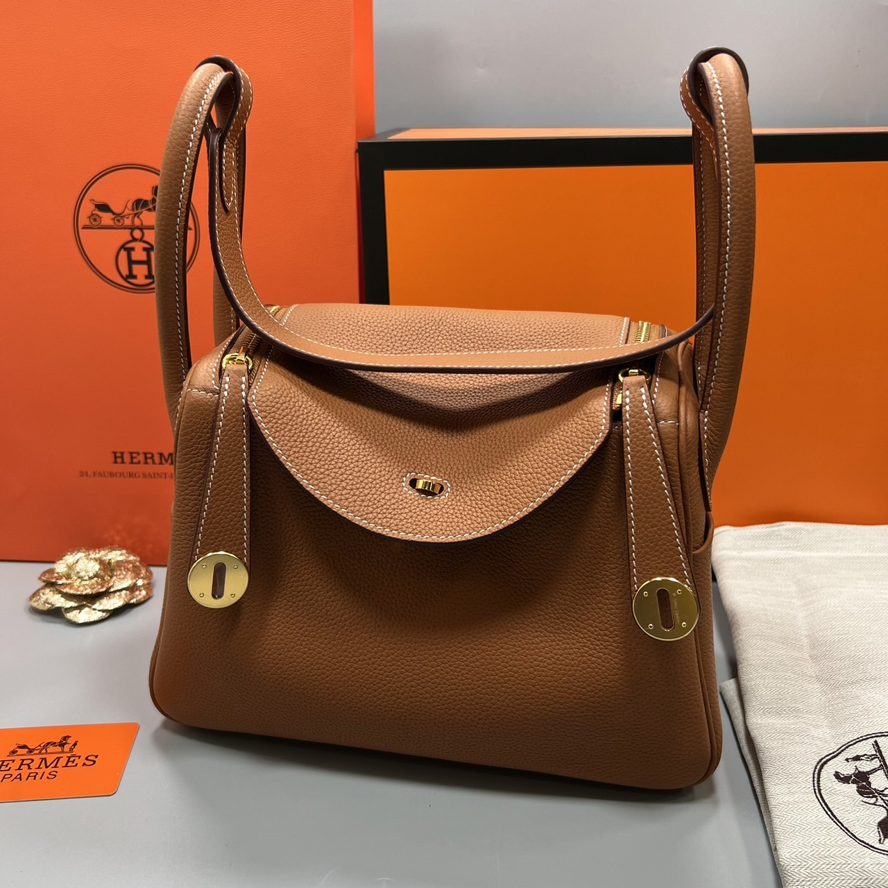 พร้อมส่ง 15 สี HERMES Lindy 26 bag กระเป๋าทรงโท้ทหนังสวยอย่างดี เอกลักษณ์ของความเรียบหรูไฮคลาสอย่างสมบูรณ์แบบ เกรดออริ สลับแท้ งานสวยตามรูป ใช้งานต่างประเทศได้