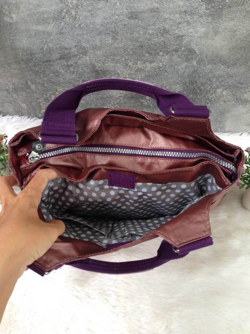 Kipling รุ่น Cicele กระเป๋าสะพายไหล่ใบใหญ่ สวยน่ารัก ตัวกระเป๋าด้านในเป็นช่องโล่งแบบปิดเปิดด้วยซิป มีช่องซิปด้านใน ด้านข้างกระเป๋า มี 2 ช่อง ปิดเปิด ด้วยเทป พร้อมที่ใส่โทรศัพท์ ปากกา และ MP 3 ในส่วนด้านใน และ ด้านข้างกระเป๋า ซ้าย-ขวา เป็นช่องขนาดเล็กสำหรั