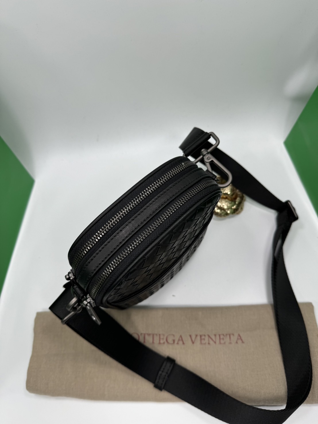 Small BOTTEGA Messenger Bag / BOTTEGA Crossbody Bag กระเป๋าสะพายเมสเซนเจอร์ ดีไซส์สานเป็นเอกลักษณ์ everyday look เอาใจหนุ่มๆ สวยเท่คลาสสิก