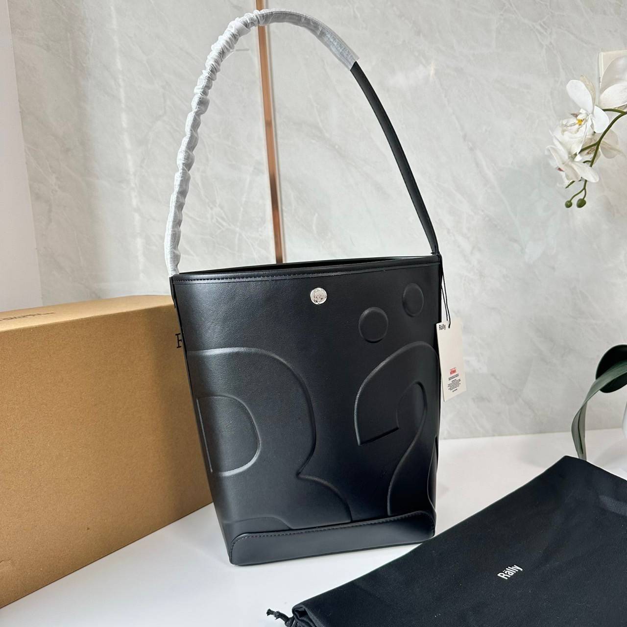 Rally The Bag Whisper กระเป๋าทรงบัคเก็ตงานหนังรุ่นใหม่ ฮอทติดลมบน มาแรงสะพายกันทั่วบ้านทั่วเมือง สายแบกสายขนห้ามพลาดจุของได้เยอะ รุ่นหนังผิวสัมผัสนิ่มมือ ทนทานและจุสิ่งของได้ครบครัน