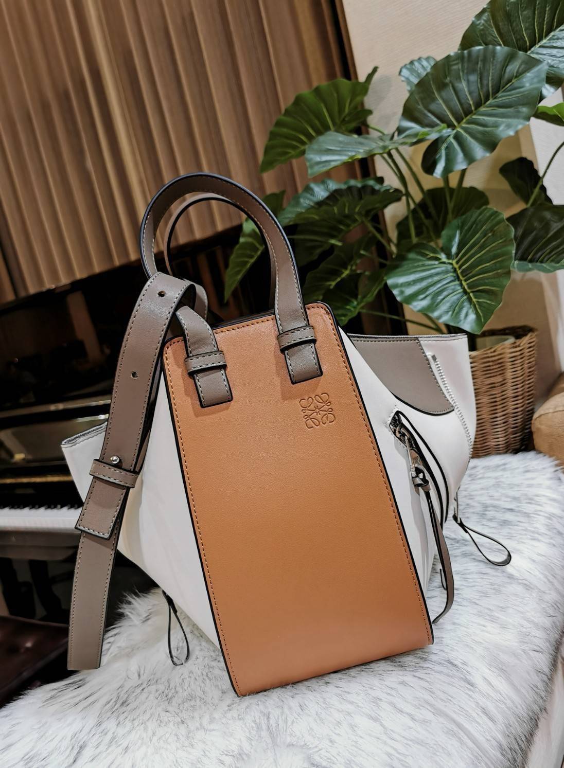 พรีเมี่ยมกิ๊ฟแท้ 100% 】LOEWE HANDLE & SHOULDER BAG GIFT WITH PURCHASE (GWP) กระเป๋าถือหรือสะพายหนังแท้พรีเมี่ยมกิ๊ฟ Limited จาก LOEWE PERFUME DUTYFREE รุ่น Rare items สุดๆวัสดุหนังแท้ Calfskin หนังสวยดีไซน์มีเอกลักษณ์ ใบใหญ่กำลังดี น้ำหนักเบา