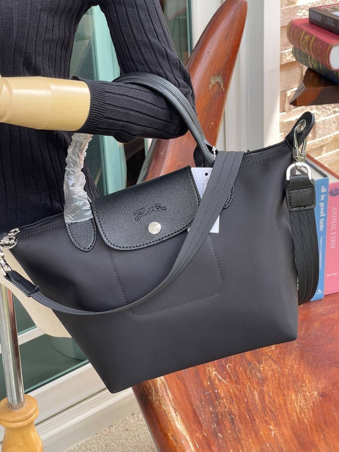 Longchamp Le Pliage Neo Size S มาพบกับกระเป๋ารุ่นยอดนิยม ที่สาวๆ ต้องมีไว้เก็บไว้สักใบ กระเป๋าโท้ทใบนี้ มาพร้อมกับสีที่มีสไตล์เรียบง่าย มีสายสะพายยาวช่วยให้คุณสามารถสะพายไหล่ได้อย่างสบาย ในขณะที่ที่ปิดแบบซิปช่วยให้คุณมั่นใจได้ว่าของด้านในมีความปลอดภัย Le 