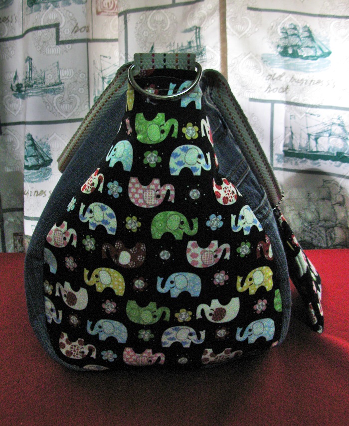 สินค้าหมดค่ะ กระเป๋ายีนส์แบบถือหรือสะพายข้างลายช้างหลากสีค่ะ