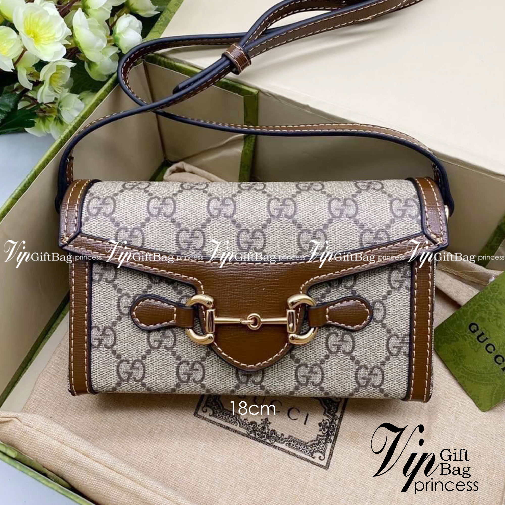 GUCCI HORSEBIT 1955 MINI BAG กระเป๋าสะพาย กระเป๋าใส่โทรศัพท์ ดีไซต์สัญลักษณ์วงแหวนตามแบบฉบับ GG มาพร้อมกล่องแบรนด์และสายสะพายยาวที่สามารถปรับระดับได้ พร้อมส่งให้สะพาย สวยๆ กันแล้ววันนี้ ใบนี้ must have..ค่ะ.!!