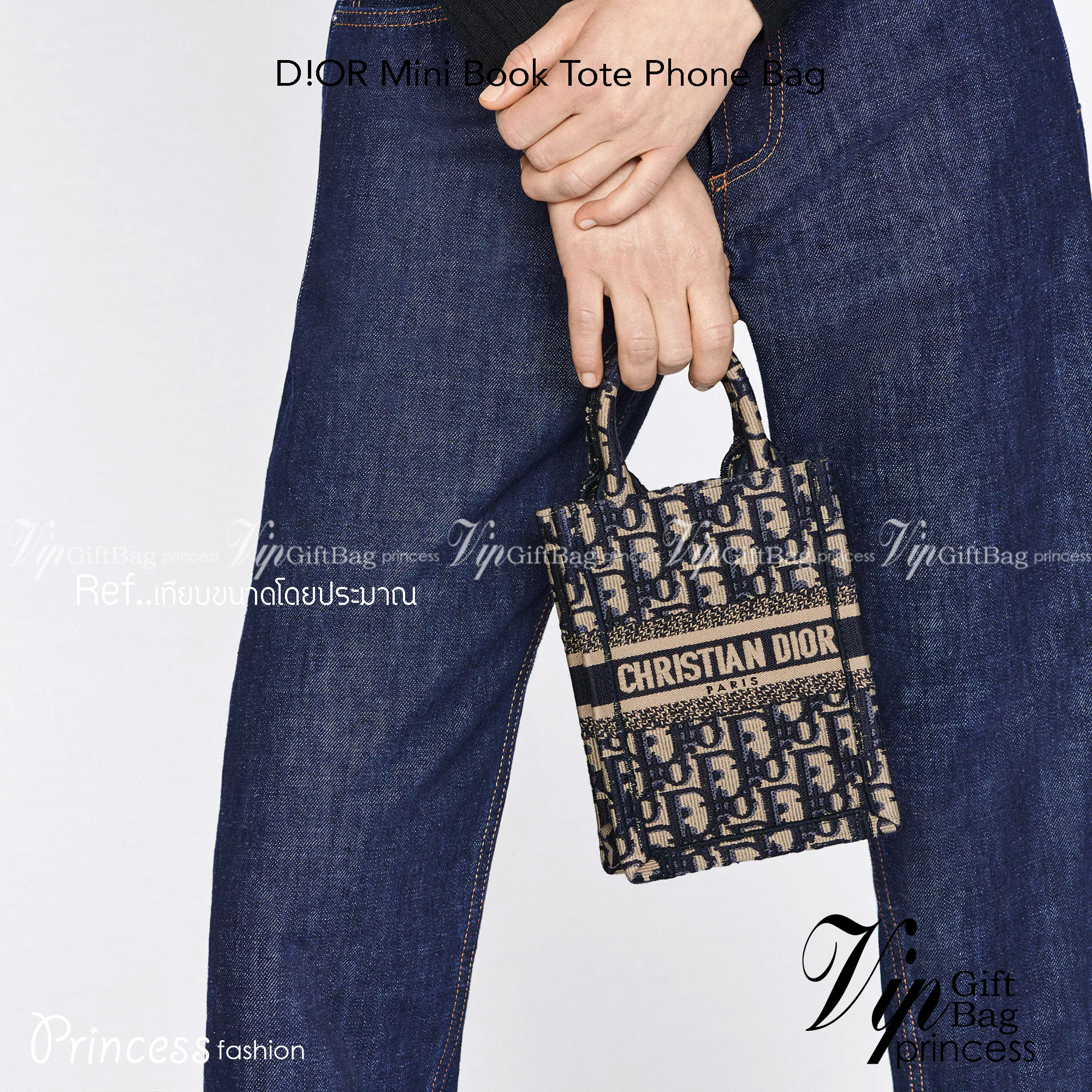 DIOR Mini Book Tote Phone Bag กระเป๋าสะพายทรงมินิโท้ท Shopping พร้อมสายสะพายสวยคลาสสิคถอดได้ ถือหรือสะพายได้ พกพาสะดวก ใช้งานง่ายสุดๆ วัสดุงานทอละเอียดคุณภาพดี ภายในเป็นช่องโล่ง ใบจริงงานสวยเกินเบอร์!! สวยงามเกินราคา ไม่ผิดหวังจ้า