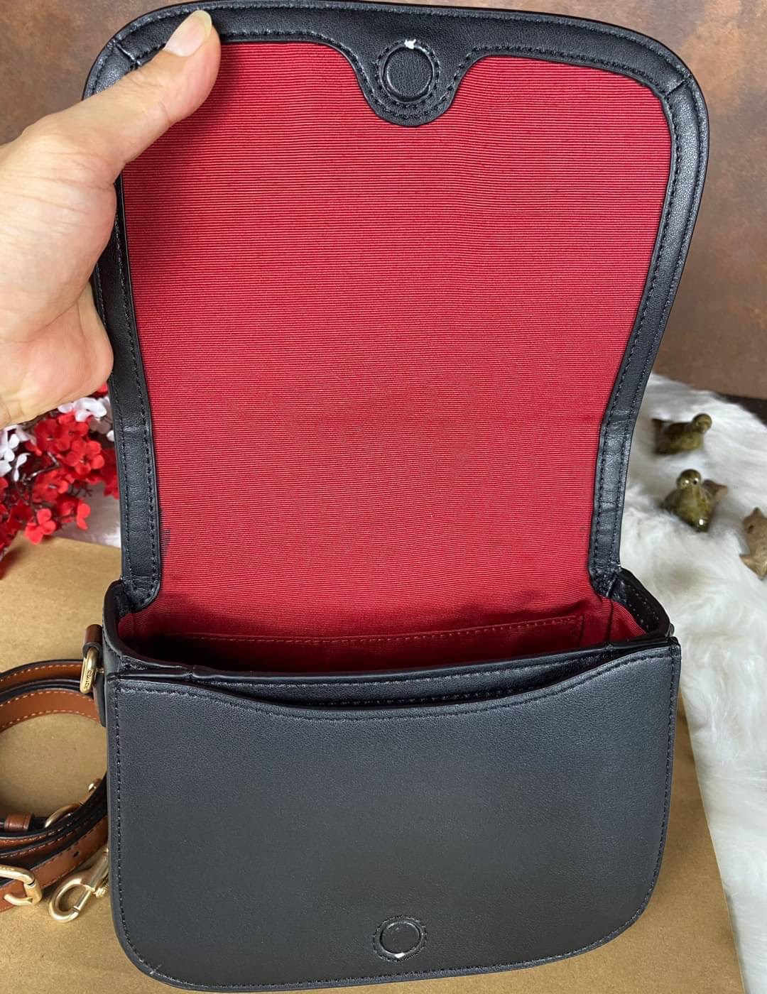 OUTLET 】COACH SADDLE BAG WITH HORSE AND CARRIAGE DOT PRINT (COACH C4059) กระเป๋าสะพายข้าง ลายม้าและรถลาก item ใหม่ที่สาวๆต้องมีนาทีนี้ห้ามพลาด รูปทรงโค้งมน วัสดุ พีวีซี ผ้าใบเคลือบพิมพ์ลายเป็นหนังเรียบ ทนทานและกันคราบสกปรกทั้งสี่ด้านเป็นหนังคุ้มสุดๆ ภายใน