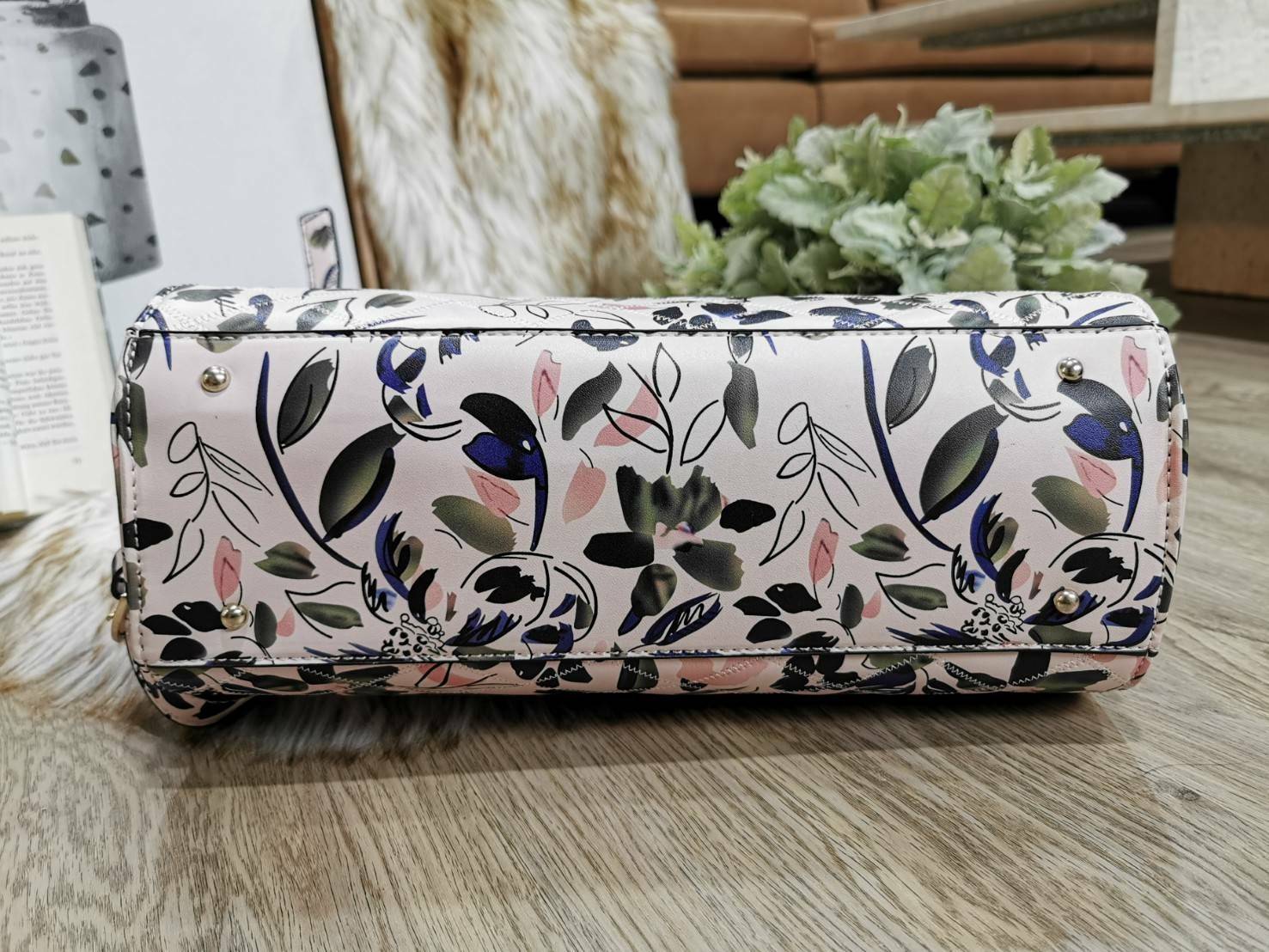 GUESS WOMAN CROSS BODY BAG กระเป๋าถือ/สะพายรุ่นใหม่ล่าสุดจาก GUESS FACTORY หนังสวยอยู่ทรงขนาดกำลังดี น้ำหนักเบา ด้านหน้าประดับโลโก้แบรนด์เปิดปิดด้วยซิปสะดวกใช้ ด้านข้างมีกระดุมปรับขยาย ภายในมีโลโก้ ช่องซิปและช่องใส่ของ ซับในพิมพ์แบรนด์ ใส่กระเป๋าสตางค์ มื