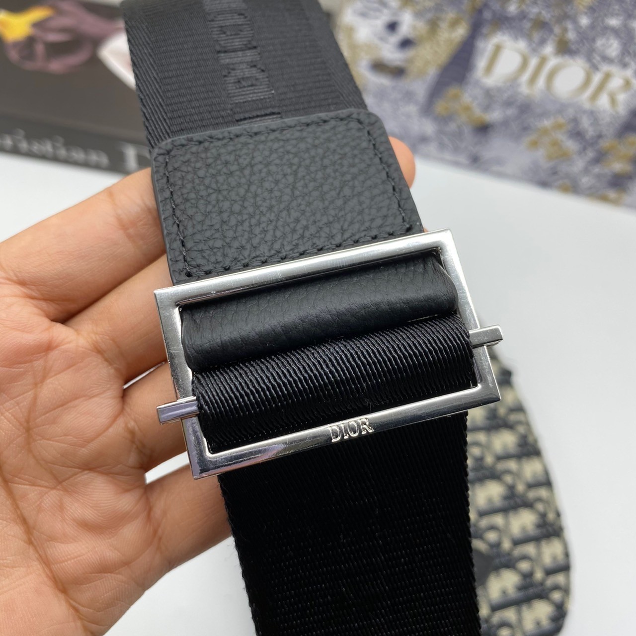 DIOR SADDLE Pouch Beige And Black Canvas and Leather Messenger Bag DIOR Chest Bag พร้อมส่งที่ไทย ยังคงรักษาสไตล์ไว้ได้ เฉพาะสำหรับคุณที่จะติดตามเทรนด์อานม้ารุ่นที่สวยงามนี้ในผ้าใบเฉียงและหนัง สายสะพายไหล่แบบเส้นเดียวและด้านในบุด้วยผ้า กระเป๋าสะพายข้างหรือ