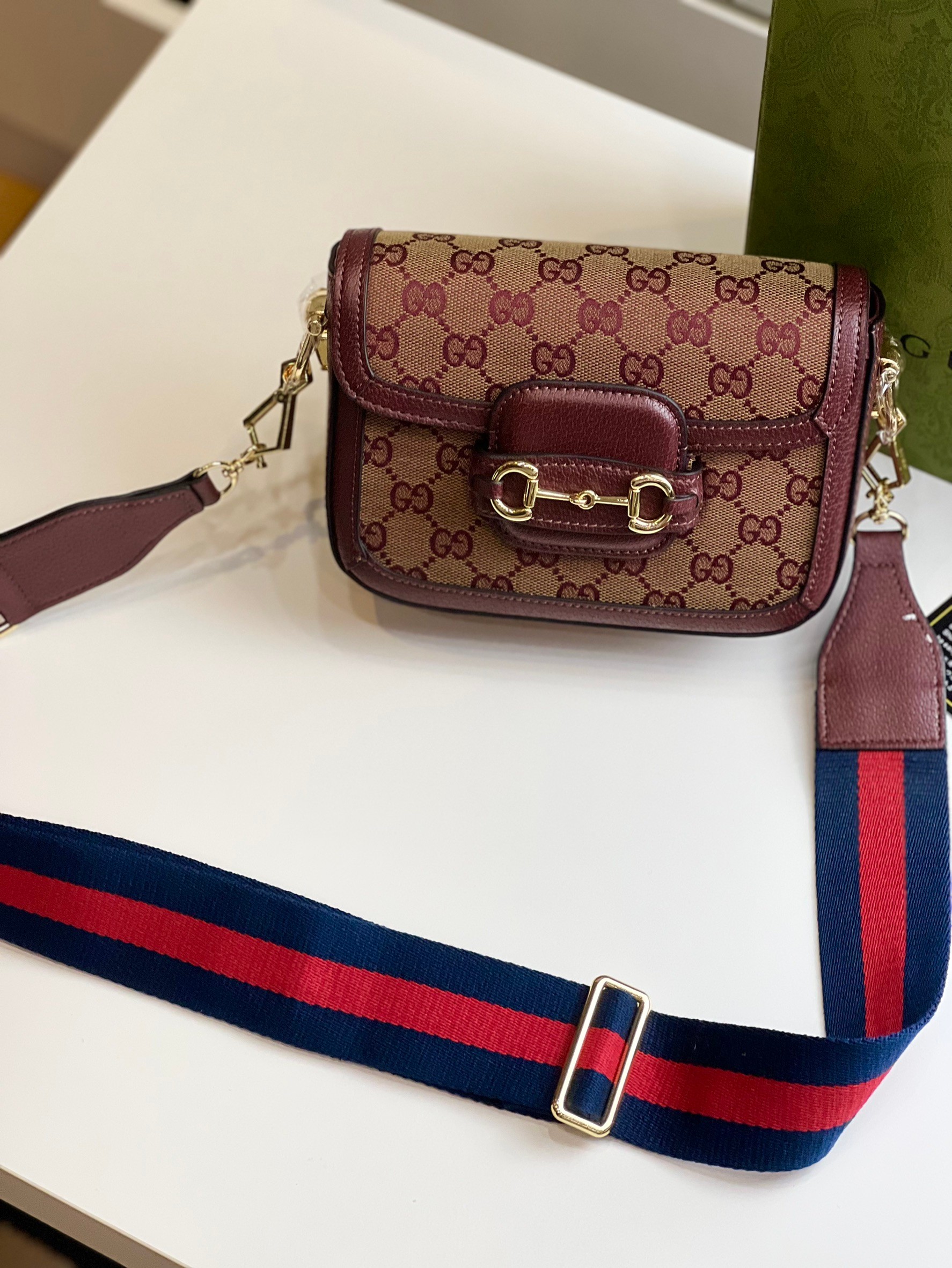 หนังแท้ GUCCI Horsebit 1955 mini bag GG Supreme canvas สีใหม่สวยมากกกก มีมาน้อยน้า สาวๆ ชอบรีบจัดเลยค่าา ที่สุดของรุ่นที่ฮอตหนักมาก คอลเลคชั่นที่ยอดขายดีตั้งแต่วันแรกที่ลง shop ด้วยรูปทรงที่กะทัดรัด ตอบโจทย์ได้ทุกลุค ทุกไลฟ์สไตล์ ใช้งานได้ง่ายคล่องตัว เรี