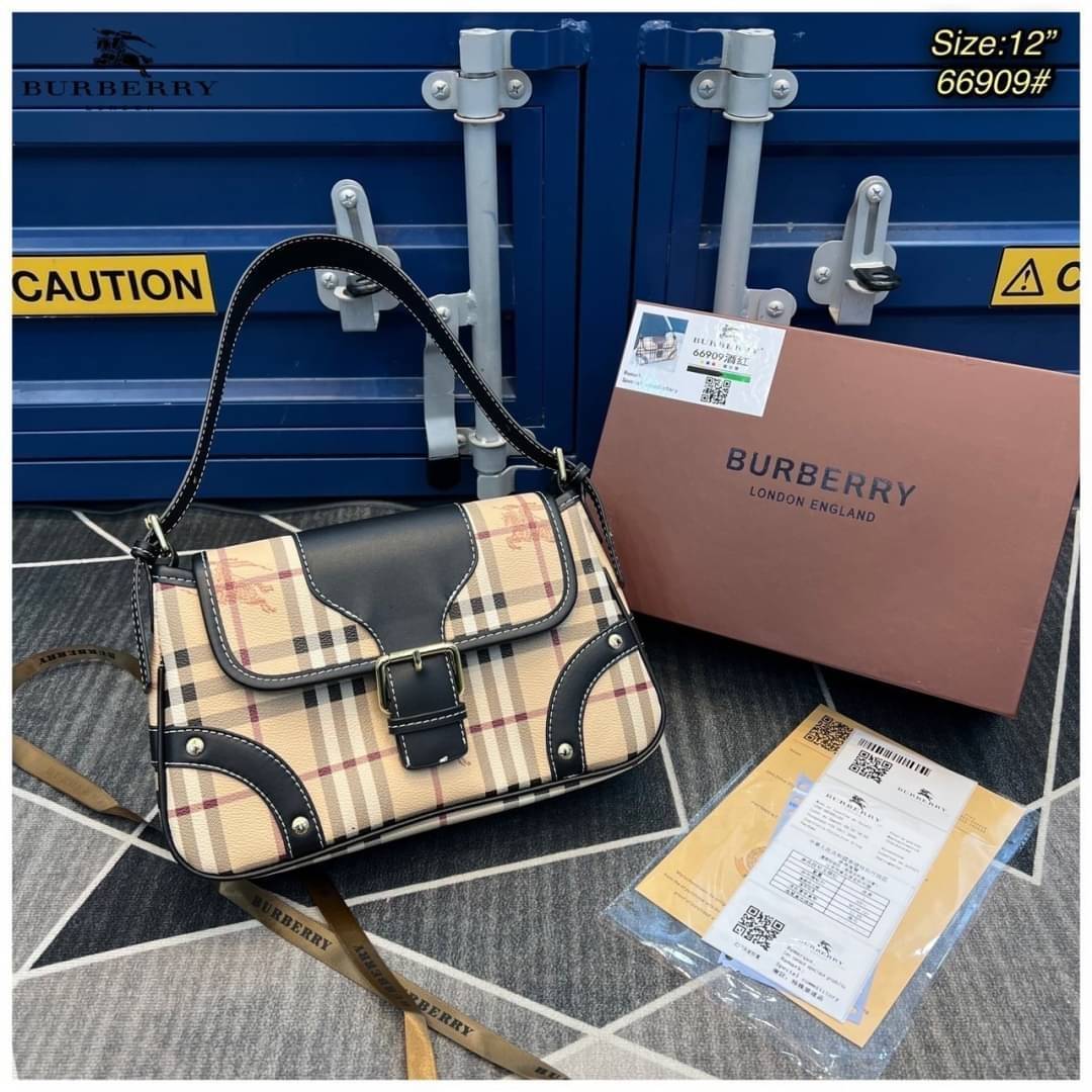 BURBERRY VINTAGE BAG / Burberry Shoulder Bag กระเป๋าสะพายไหล่ลายวินเทจ สวยคลาสสิก โทนสีใช้งานง่าย หลายโอกาศ วัสดุ PVC Canvas อย่างดี สวยอยู่ทรง ไอเท็มแนะนำ Must Have!