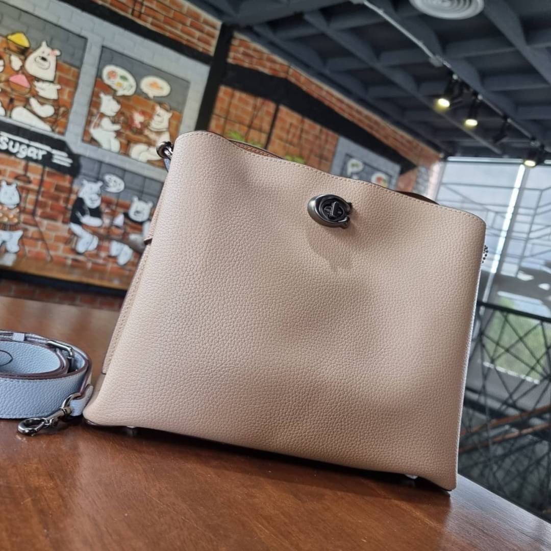 COACH WILLOW SHOULDER BAG ((C2745//C2590//C2621)) พร้อมส่งที่ไทย รุ่นแนะนำค่ะ🔥🔥 🔺กระเป๋าหิ้ว//คล้องไหล่//สะพายข้าง สุดคุ้ม! หนังแท้ชั้นดี ได้ไปหลงรักแน่นอนค่ะ หนังสวยมากๆ😘 🔺ตัวกระเป๋าแบ่งเป็นสองช่องหลัก ด้านนึงเป็นแ