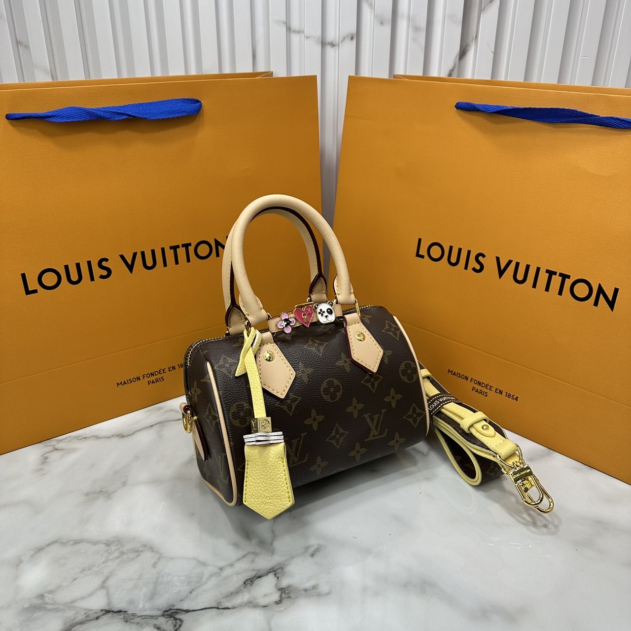 LV Speedy Bandoulière 7" Bicolor Monogram Bag / LV Keepall Bag น้องกระเป๋าทรงหมอนไซส์มินิน่ารัก ดีไซน์น่าใช้มากๆ โทนสีใหม่สวยคลาสสิค รูปทรงโดดเด่น ภายในเป็นช่องกว้าง มาพร้อมสายสะพาย ใบจริงสวยเกินเบอร์!! ไม่ผิดหวังจ้า