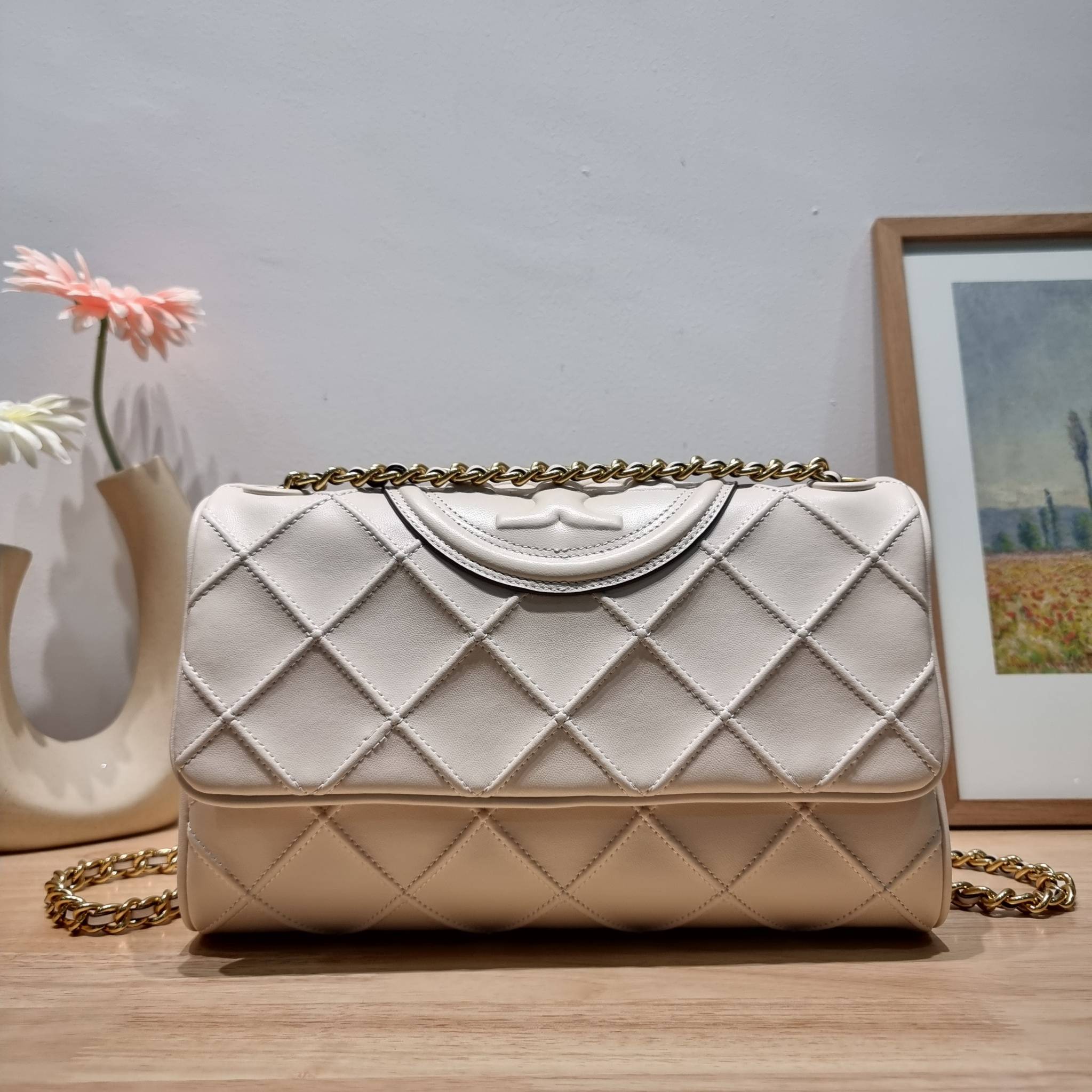 TORY BURCH FLEMING SOFT CONVERTIBLE SHOULDER BAG รุ่นหายาก กับดีไซน์ใหม่ล่าสุด มาพร้อมเสิร์ฟความสวยถึงบ้านไปเลย กับกระเป๋าสะพายไหล่ขนาดกำลังสวย หนังแท้นิ่มเต็มใบ สัมผัสสบายมือ