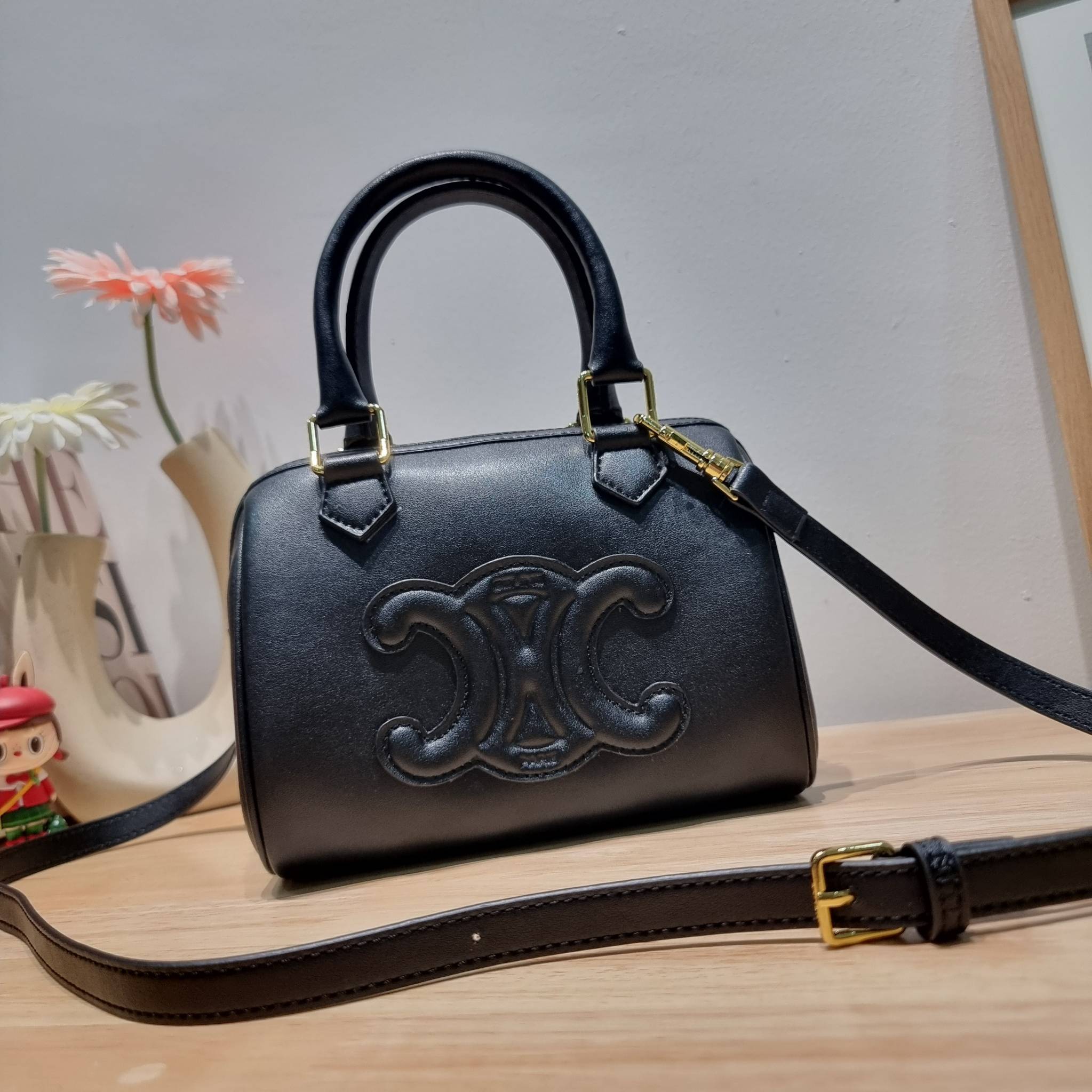 CELINE SMALL BOSTON CUIR TRIOMPHE IN SMOOTH LEATHER ฮิตมากกับสุดยอดความคลาสสิค ในรูปทรงสวย กับกระเป๋าสะพายทรงหมอน กะทัดรัด ขนาดกำลังดี ใช้งานสะดวก วัสดุหนังผิวเรียบ สวยคม