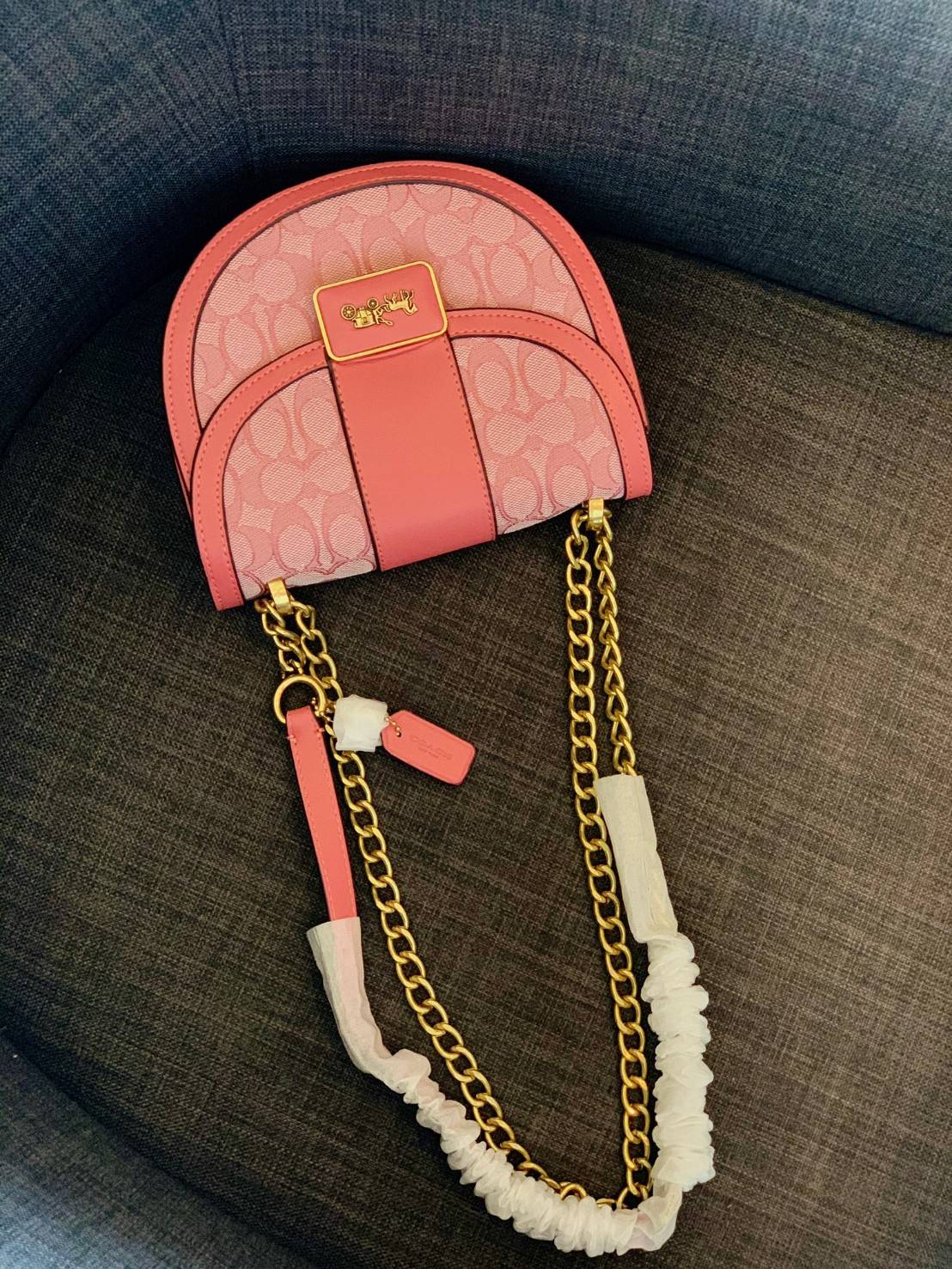 COACH ALIE SADDLE BAG JACQUARD IN SIGNATURE ((C4694//C3464)) พร้อมส่งที่ไทย รุ่นใหม่ล่าสุดค่ะ! กระเป๋าสะพายข้าง//ครอสบอดี้ร์//หรือทบสายคู่สะพายไหล่ได้ค่ะ วัสดุJacquard+หนังแท้ ได้สวยงามลงตัวมากๆ เปิดปิดกระเป๋าแบบกดล็อค มีอะไหล่โลโก้แบรนด์โดดเด่นปนคลาสสิค