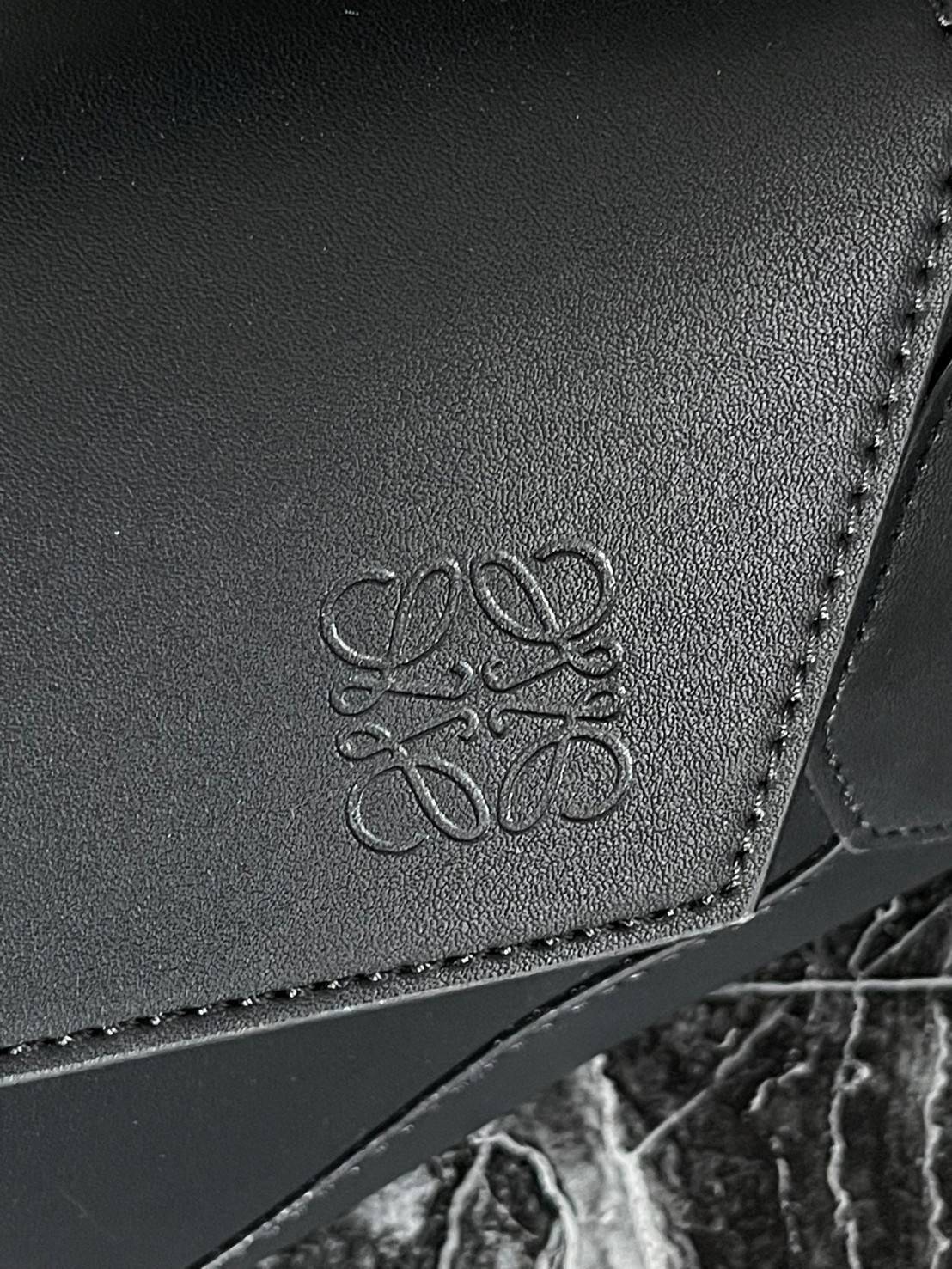 Loewe Puzzle Hobo bag กระเป๋ารุ่น Puzzle มีความพิเศษในหลายด้าน ไม่ว่าจะเป็นรูปทรงที่แปลกใหม่ มินิมอลด้วยโลโก้อนาแกรมแบบประทับ ดูหรู เป็นกระเป๋า Unisex ที่ไม่ว่าคุณจะเป็นผู้หญิงหรือผู้ชายก็ใช้งานได้ ลายกระเป๋าได้มาจากการนำหนังมาเย็บต่อกันทั้งหมด ถึงแม้ว่าข