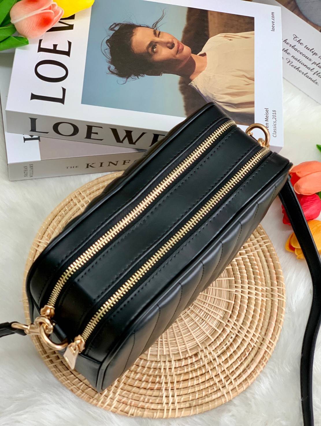 COACH C1569 JES CROSSBODY WITH LINEAR QUILTING ใหม่ล่าสุด!! กระเป๋าสะพายข้าง รุ่น 2 ซิป ใบใหญ่จุใจ ดีไซน์ใหม่ เพิ่มลูกเล่นให้ดูหรูหรายิ่งขึ้น วัสดุหนังสังเคราะห์บุเป็นลายเส้นสวยงาม เปิด-ปิดด้วยซิป 2 ช่องหลัก ใช้งานง่าย ทรงสวยมากๆรุ่นนี้ มาพร้อมสายสะพาย cr