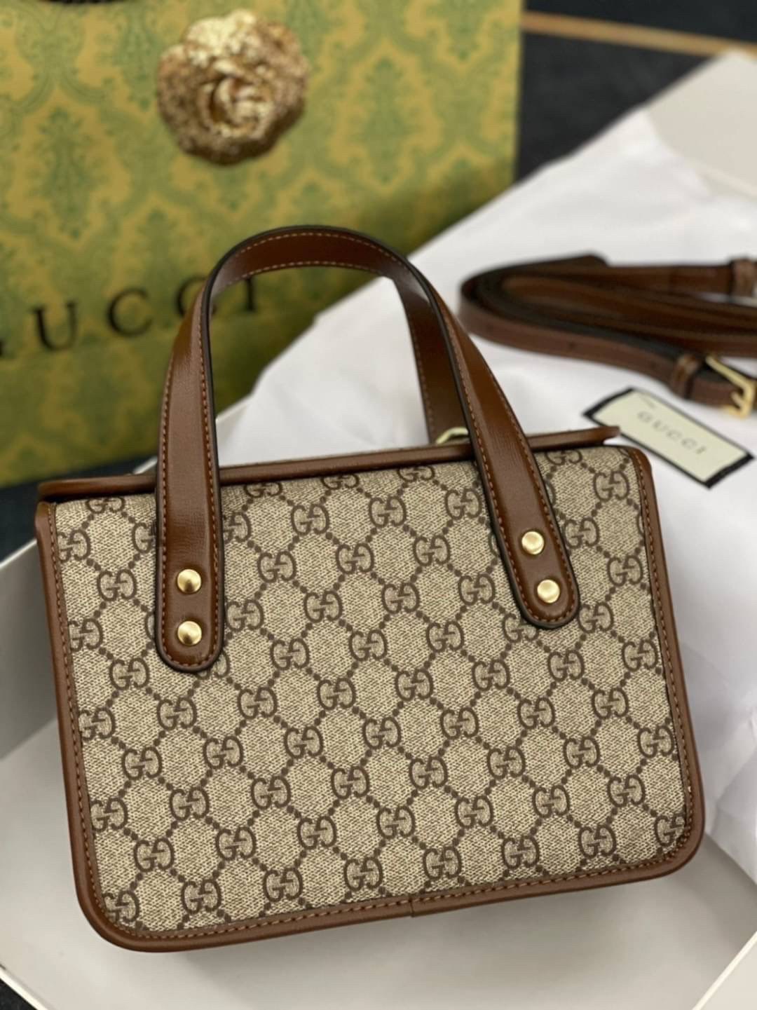 หนังแท้ GUCCI Horsebit 1955 leather-trimmed printed coated-canvas shoulder bag คอลเลคชั่นใหม่ล่าสุด ดาราเซเลปใช้กันเพียบ กระเป๋าถือ (ไม่มีสายสะพาย) ดีไซน์สวย เชื่อได้เลยใบนี้สาวๆต้องหลงรัก จนวางไม่ลงเลยน้า