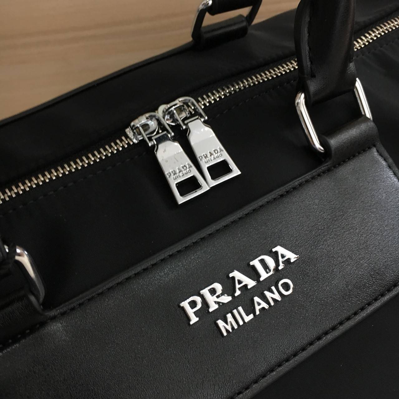 New arrival ! ของมันต้องมี♡ มาใหม่กับ กระเป๋าทรง Travel Bag ใส่ของได้เยอะมาก ไปต่างประเทศได้สบายคะ หมดห่วง **ผู้หญิงทุกคนต้องมี ตัวกระเป๋าทำจากผ้า Nylon อย่างดี สามารถกันน้ำได้ ทรงสวยมากคะ มีความอยู่ทรงในระดับนึง ด้านหน้ามีโลโก้สวยงาม อะไหล่เงินทั้