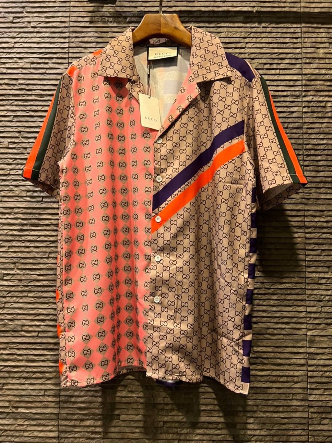 Gucci Geometric GG print bowling shirt Multicolor geometric GG print silk twill / Gucci Men's Shirts / Gucci Shirts งานเกรดออริจินอล พิมพ์ลายคมชัด มีป้ายแท็กที่คอเสื้อทุกตัว พร้อมส่งที่ไทย ภาพสินค้าถ่ายจากงานขายจริง ใช้งานต่างประเทศได้
