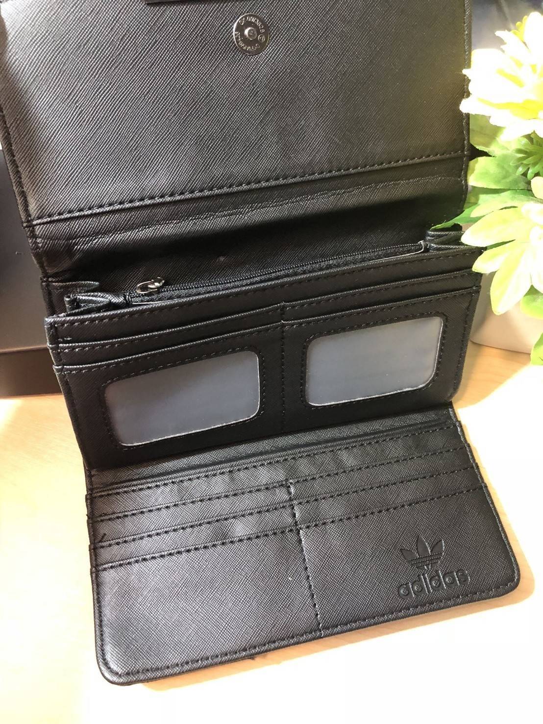 ADIDAS 3D WALLET Y2018 กระเป๋าสตางค์คอลเลคชั่นใหม่ดีไซน์สุดฮิต สไตล์ ISSEY MIYAKE ด้านหน้ามีโลโก้แบรนด์ เปิดปิดด้วยฝาปิด ภายในมีช่องใส่รูป ช่องใส่ธนบัตร, บัตร และช่องซิปใส่เหรียญ Don't miss!