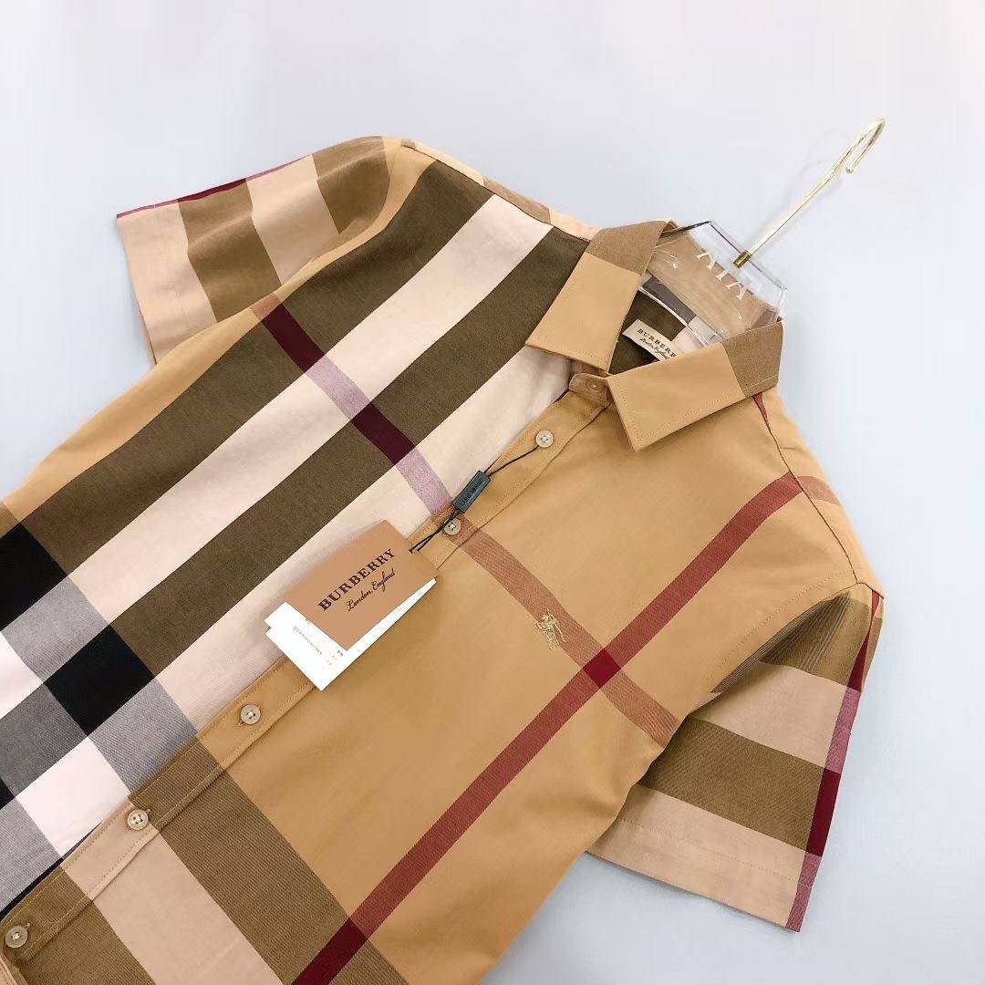 BURBERRY SHIRT / BURBERRY SHORT SLEEVE VINTAGE CHECK SHIRT เสื้อเชิ้ตแขนสั้นแบรนด์เบอเบอรี่ ลายสก็อตสุด classic เรียบหรู ดูดี ภูมิฐานมากๆค่ะ สินค้านำเข้าคุณภาพเทียบแท้ งานสวยเทพ เนื้อผ้าอย่างดี เป๊ะมาก รับประกันความพอใจเลยนะคะ ใส่เป็นเชิ้ตติดกระดุมเนี๊ยบๆ