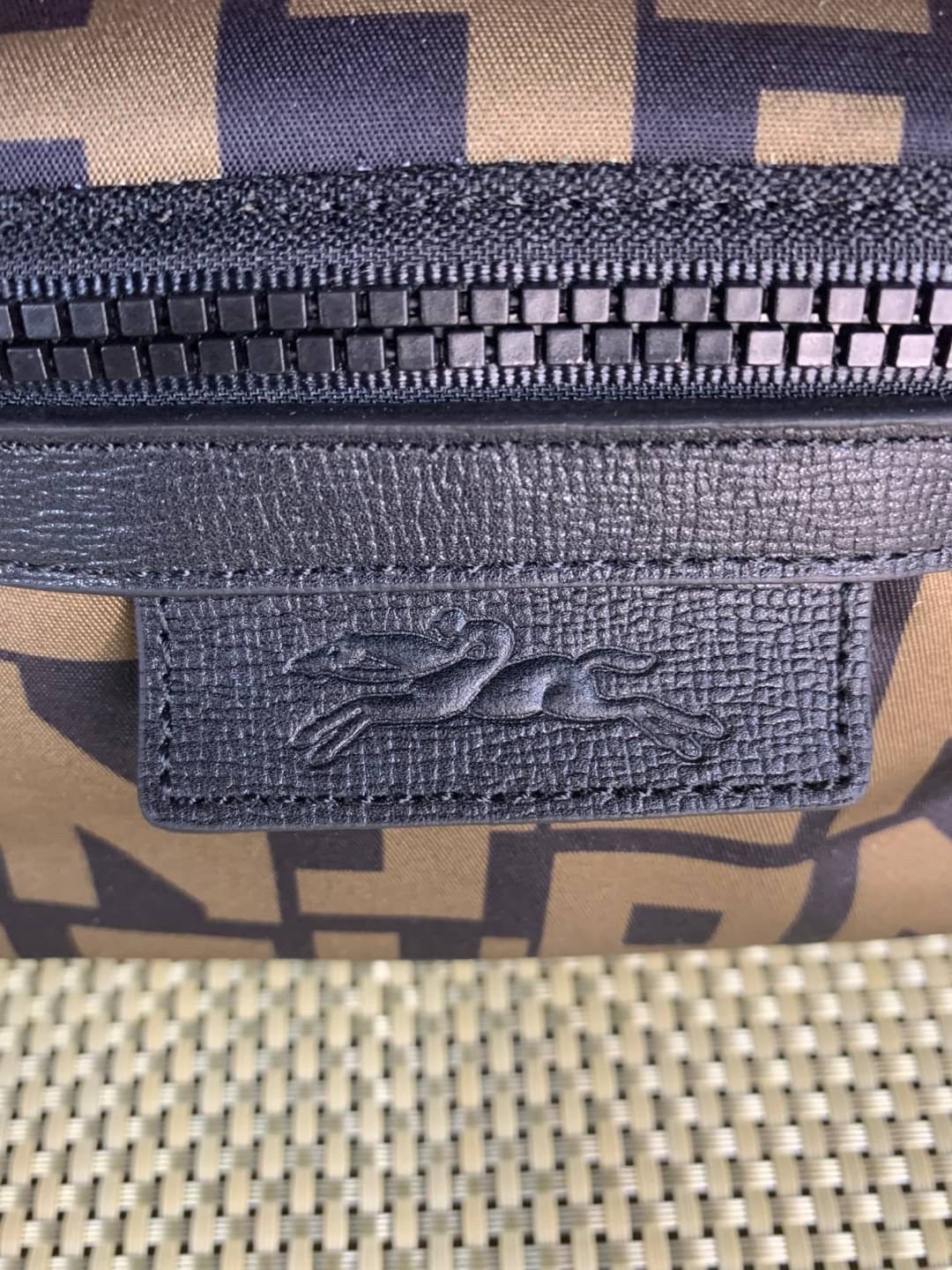 LONGCHAMP LE PLIAGE LGP BELT BAG M เท่ห์อย่างมีสไตล์กระเป๋าทรงคาดอกและคาดเอวดีไซน์แนวสปอร์ต เพิ่มความโดดเด่นทันสมัยด้วยลายซิกเนเจอร์ มีช่องซิปที่ใช้งานง่ายช่วยให้คุณหยิบใช้สิ่งของจำเป็นได้อย่างสะดวกและง่ายดาย และผสานสายรัดแบบปรับได้เข้ากับหัวเข็มขัดตัวล็อ