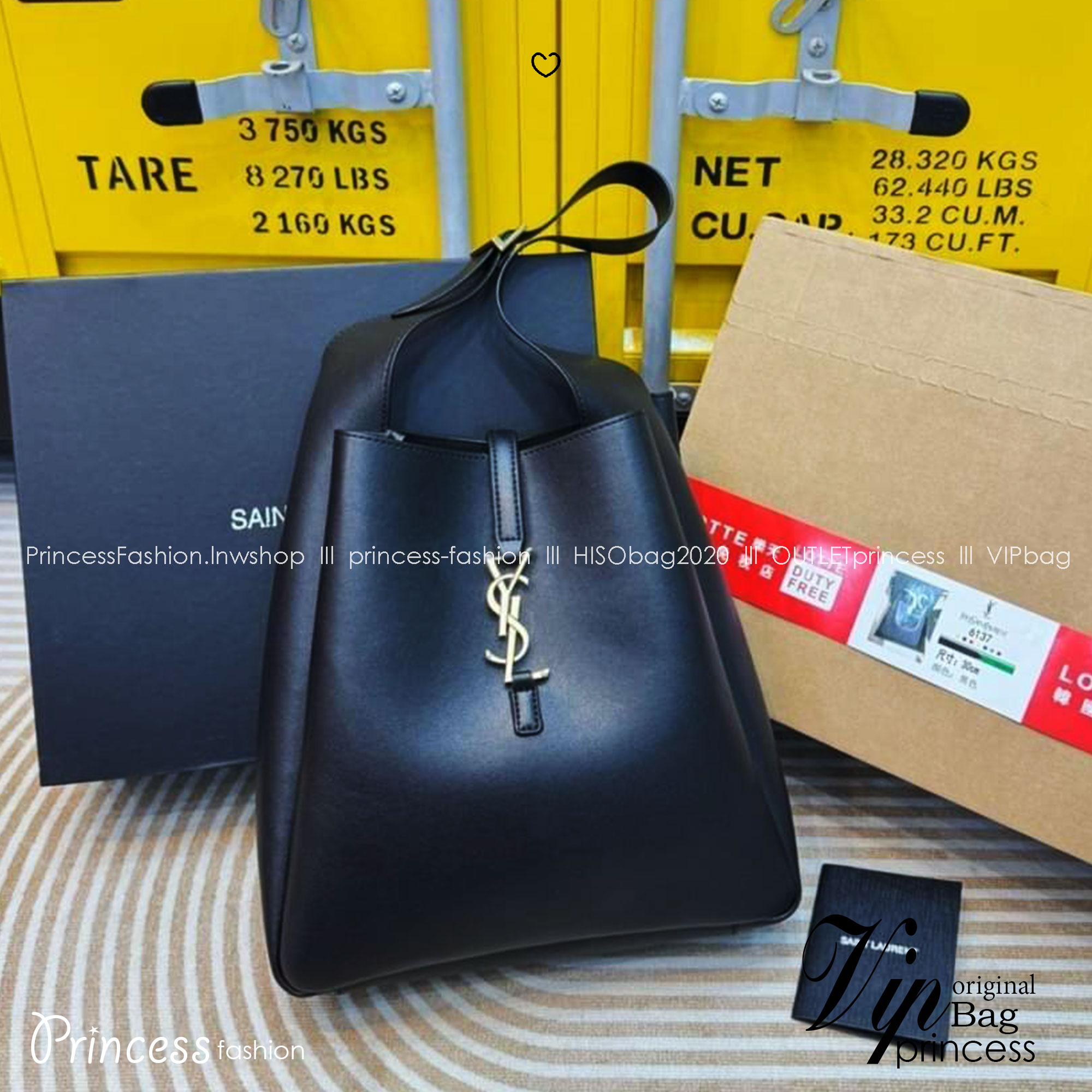 YSL Le 5 à 7 supple leather hobo bag รุ่นยอดฮิต ที่ใครๆก็ต้องมีครอบครอง กับกระเป๋าสะพายทรงโฮโบ หนังเรียบสวยมาก ขนาด 11" จุของได้สบายๆ สวยฟาดมากๆ ดาเมจคือร้อนฉ่าสุดๆ! ดีไซน์สุดคลาสสิค