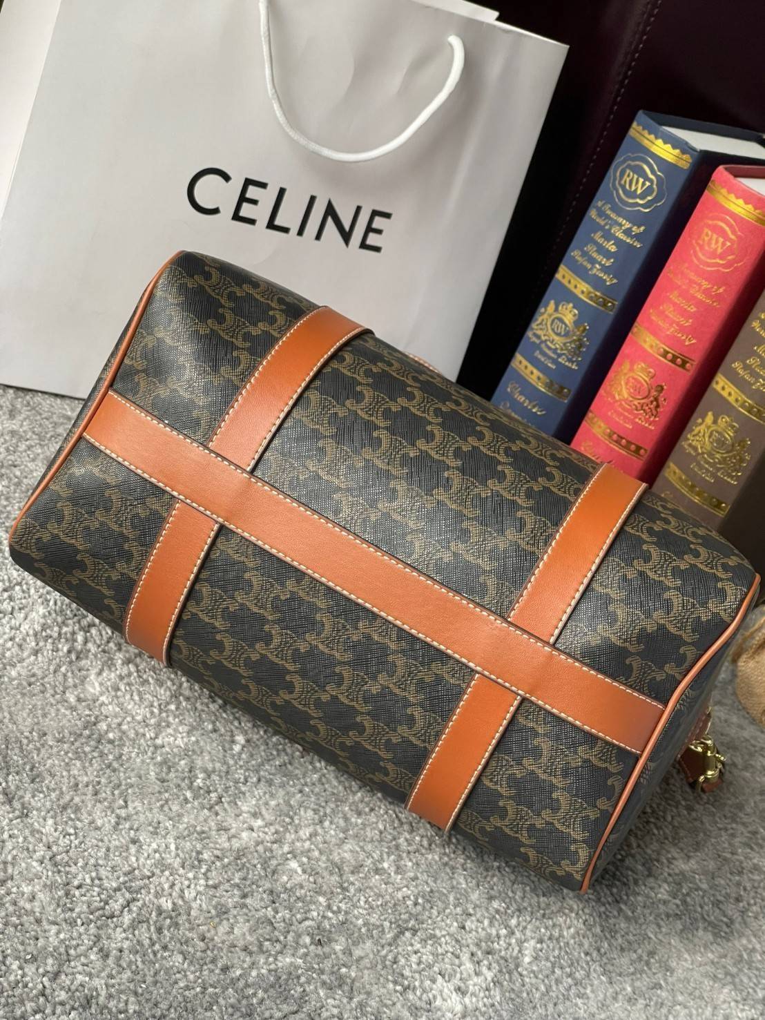 VIP 】CELINE BOSTON BAG IN TRIOMPHE CANVAS AND TAN ลวดลาย Triomphe Canvas Collection เป็นที่นิยมตลอดกาล มาในรูปแบบกระเป๋าทรงหมอนที่ได้รับความนิยมแบบทุกยุคทุกสมัย ซึ่งเป็นรูปทรงที่มีความคลาสสิก ดูดีแบบไม่มีตกยุค มาพร้อมขนาดที่ง่ายต่อการพกพา จัดเก็บหรือหยิบข