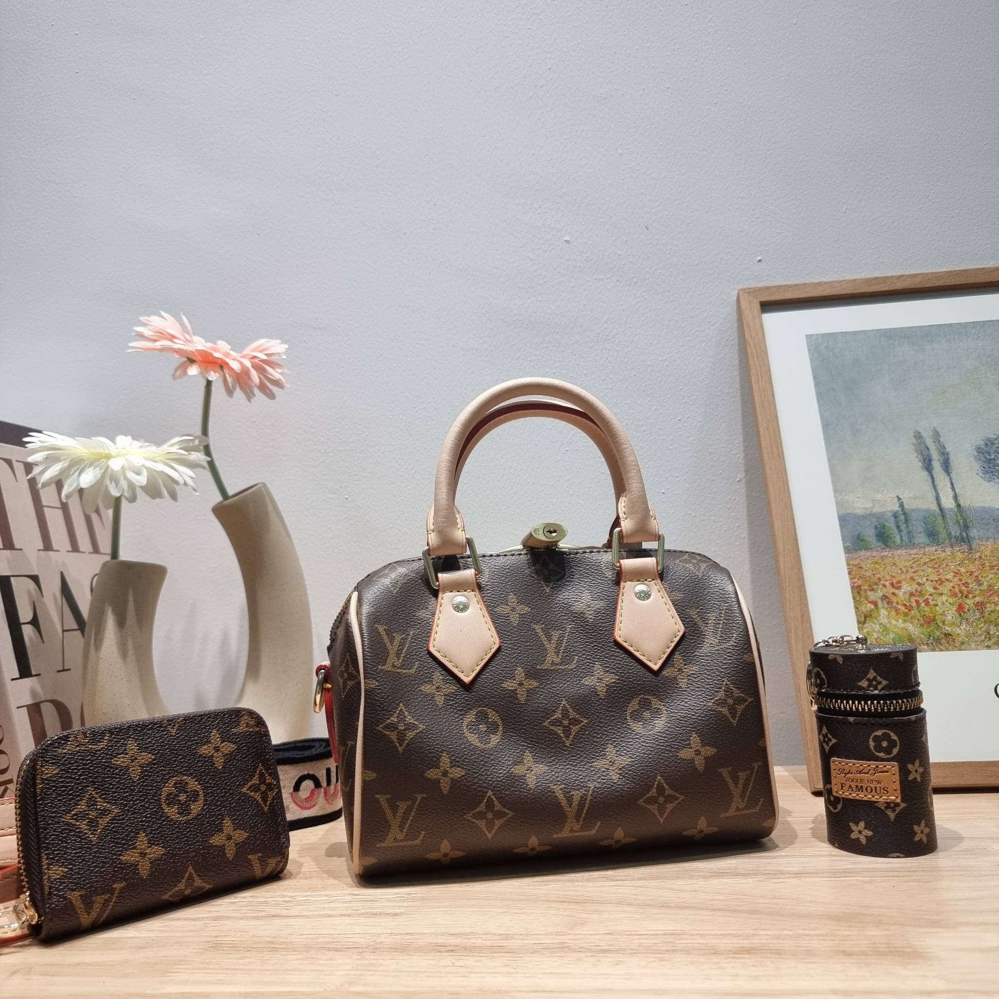 Set 3 ใบ LV Speedy Bandoulière 20 New in!! กับ box set ชวนสะสม ที่จับเอารุ่นยอดฮิต มามิกซ์รวมกับไอเท็มสุดคุ้มของมันต้องมี!! จัดเรียงให้อยู่ในกล่องสุดหรู ไม่ว่าจะตัวกระเป๋า กระเป๋าสตางค์ กระเป๋าจิ๋ว ใบไหนๆก็นำมาใช้งานได้จริง คุ้มค่ามากๆ แถมฟรี! ริบบิ้นลายล