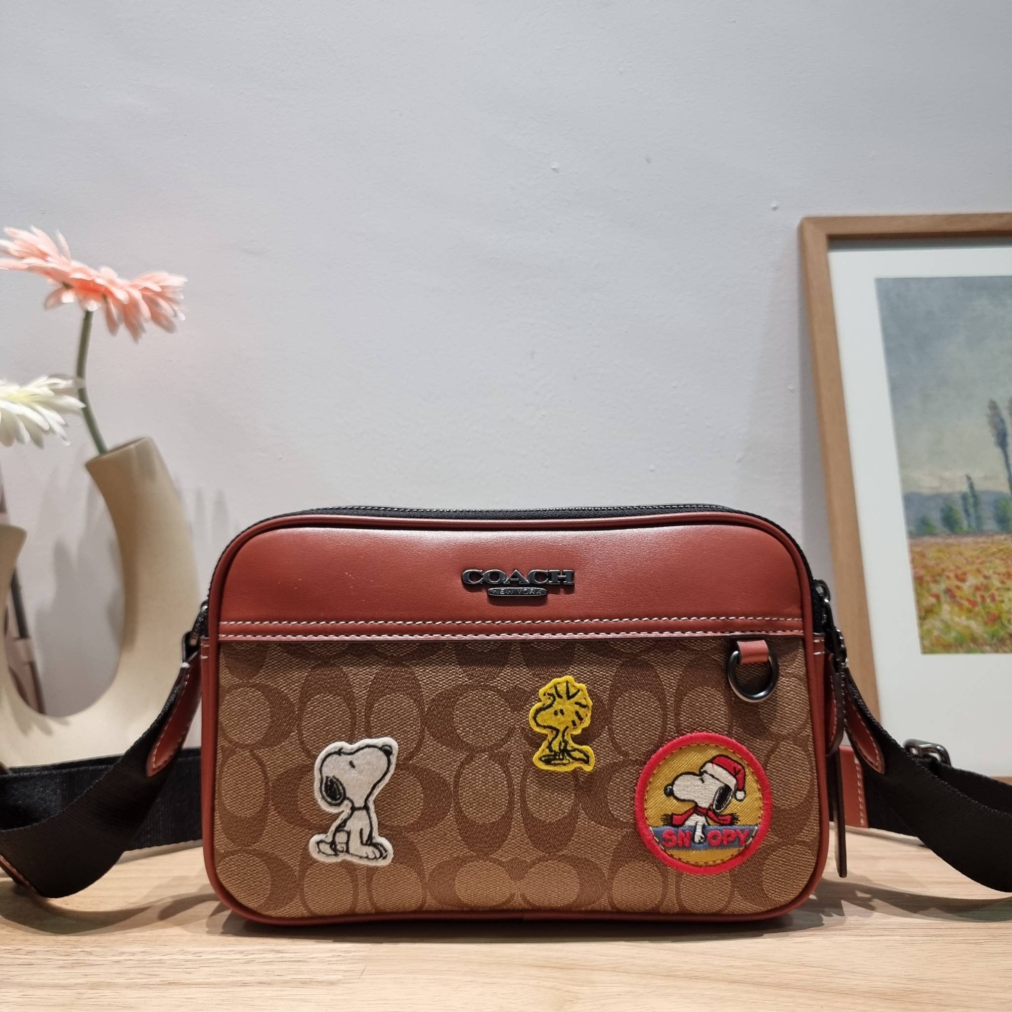Coach X Peanuts Graham Crossbody In Signature Canvas With Patches CE746 กระเป๋าครอสบอดี้ทรงยอดฮิต กับคอลเลคชั่นใหม่ เฉลิมฉลองเทศกาลคริสต์มาส รุ่นนี้สามารถใช้ยูนิเซ็กส์ สาวๆหนุ่มๆได้หมด น่ารักน่าใช้เกิน!! รูปทรงดีไซน์คลาสสิค สีสันโดดเด่นสดใส ใช้งานสะดวก วั