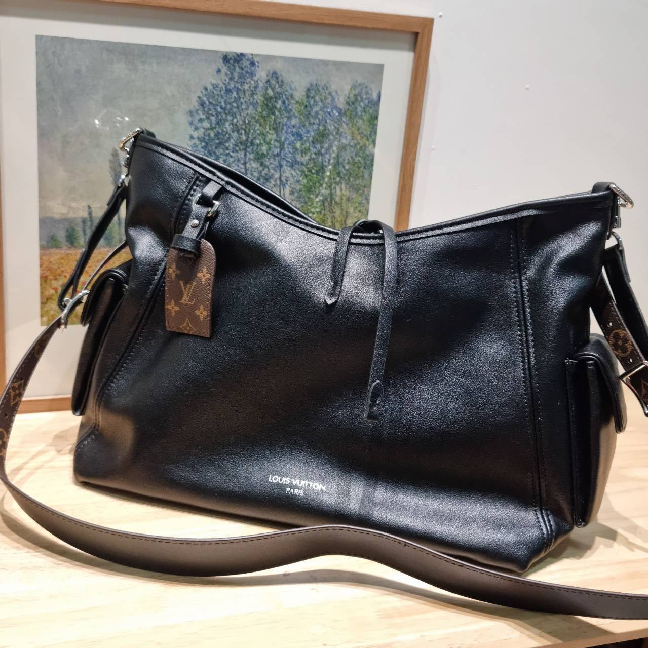 LV CARRYALL CARGO VIBE ใหม่ล่าสุด กระแสกระเป๋าไวบ์คาร์โก้มาแรงสุดๆ ดีไซน์สีดำคลาสสิค มีดีเทลลูกเล่นแซมลวดลายกิมมิค ทำให้กระเป๋าดูโก้และดูติดแกลมมาก เหมาะใช้ได้ทุกวัน