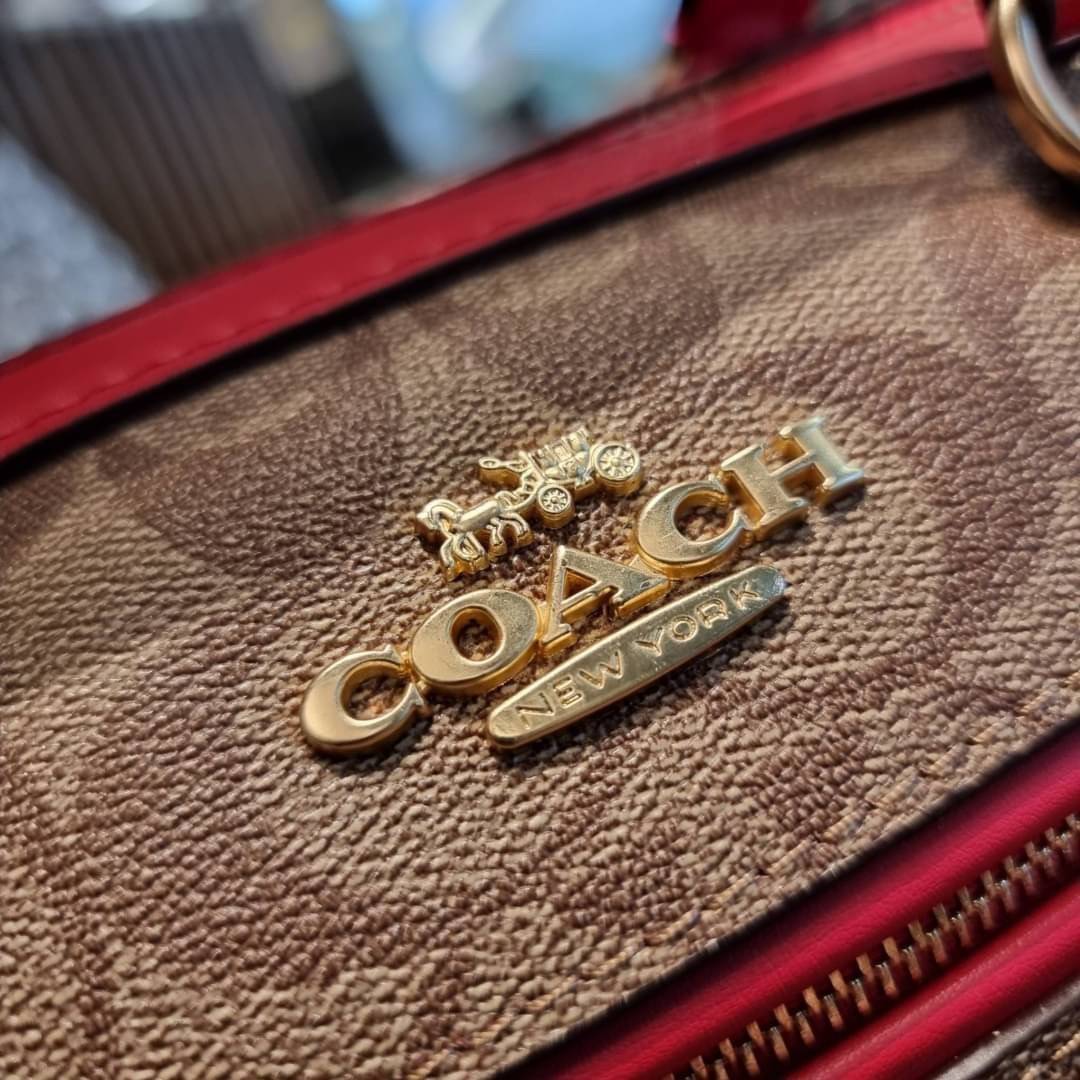 COACH F83607 ROWAN SATCHEL IN SIGNATURE CANVAS กระเป๋าทรงหมอนยอดฮิต คลาสสิคใช้งานได้ไม่มีเบื่อ มาครบสีขายดี ด้วยรูปทรงสวยงาม และใช้งานได้อย่างกระฉับกระเฉง วัสดุหนังแคนวาสเคลือบลาย ทนทาน ภายในโล่งกว้าง มีช่องซิปและแบ่งสัดส่วนได้ลงตัว บอกเลยว่าสาวๆพลาดไม่ได