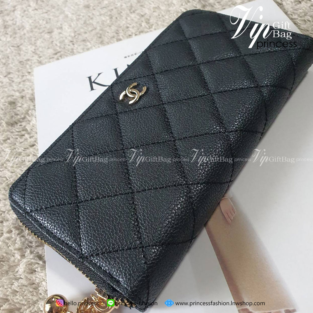 กระเป๋าสตางค์ใบสัยาวซิปรอบ แนะนำรุ่นนี้คะ งานพรีเมี่ยมกิ้ฟท์จากเค้าเตอร์ต่างประเทศ หนังสัมผัสลายคาเวียร์ด้าน จากแบรนด์ CHANEL (GWP) ด้านหน้ามีโลโก้แบรนด์ CC สีทองหรู #อะไหล่สีทองทั้งใบ เปิดปิดด้วยศิปรอบสีทอง ใส่ธนบัตรได้2ช่องใหญ่ ช่องใส่เหรียญปิดเปิดด้วยเ