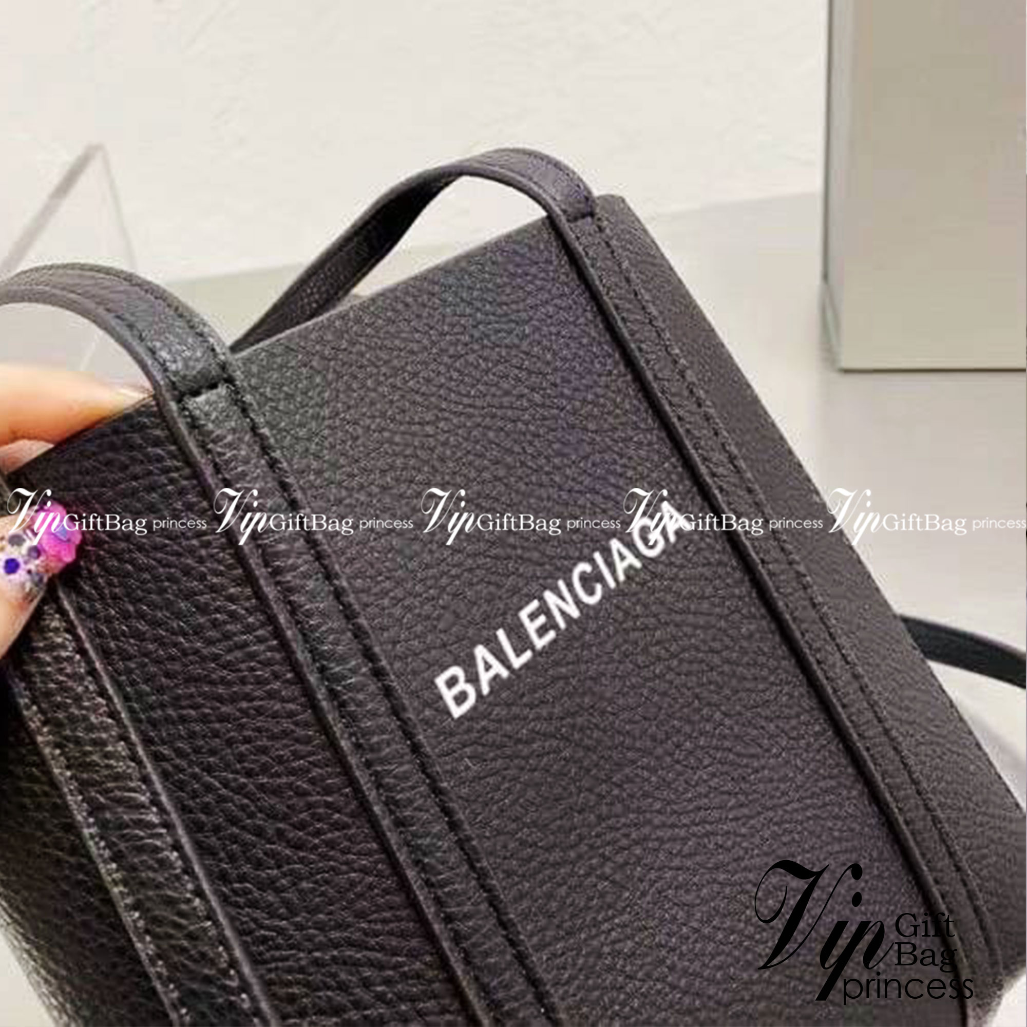BALENCIAGA Everyday Tote Bag กระเป๋าโท้ทมินิไซส์ สาวๆอย่างเราถูกใจ ขนาดกะทัดรัด สีดำคลาสสิค ใช้ได้ในทุกโอกาส สะพายไปเรียน ไปทำงาน เหมาะทุกลุค วัสดุหนังคุณภาพดี สาวๆต้องไม่พลาดเลยน้า