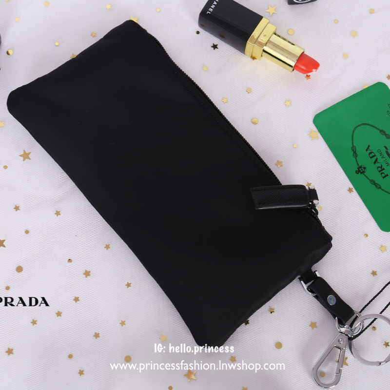 Prada nylon clutch bag สินค้า Premium gift จากเค้าเตอร์แบรนด์ต่างประเทศ แท้ 💯 วัสดุไนล่อน คุณภาพดีเนื้อหนา น้ำหนักเบา อะไหล่เงิน สวย หรู น่าใช้มากเลยค่ะ ด้านในใส่ของจุกจิก Iphone 8+ ซับในพิมพ์ลายแบรนด์สวยหรู ตัวจริงสวยน่าใช้มาก บอกเลย Don't m