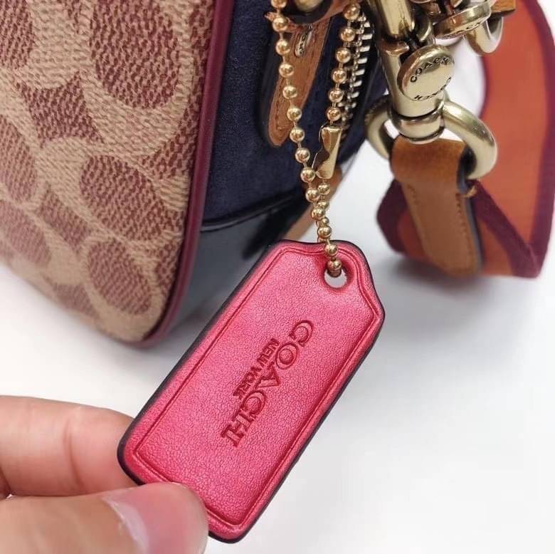 OUTLET 】COACH Camera Bag In Colorblock With Coach Patch (COACH F79278) 🍁หายากมากๆแล้วรุ่นนี้**จะถือ หรือสะพาย ได้ตามใจสั่ง //วัสดุหนังแท้เต็มใบ คุณภาพหนังดีมากๆ ปักโลโกตัวC ด้านหน้า ดูดีแบบไม่ซ้ำใคร //มาพร้อมสายสะพาย 2 สาย >>สายหนัง และสายสป