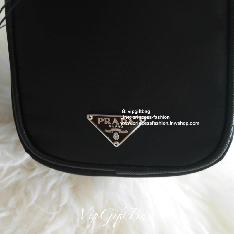 New Arrival Prada Handbag New Collection 2019 วัสดุทำจากผ้า Nylon กันน้ำได้คะ เปิดปิดด้วยซิป อะไหล่เงินทั้งใบ ด้านข้างประดับด้วยโลโก้แบรนด์ เห็นใบเล็กๆ จุของได้เยอะมากคะ กระเป๋าตังค์ยาว เครื่องสำอางค์ เหลือๆ คะ ด้านในบุผ้าลายแบรนด์ มีช่องซิป และ โลโก้แบรน